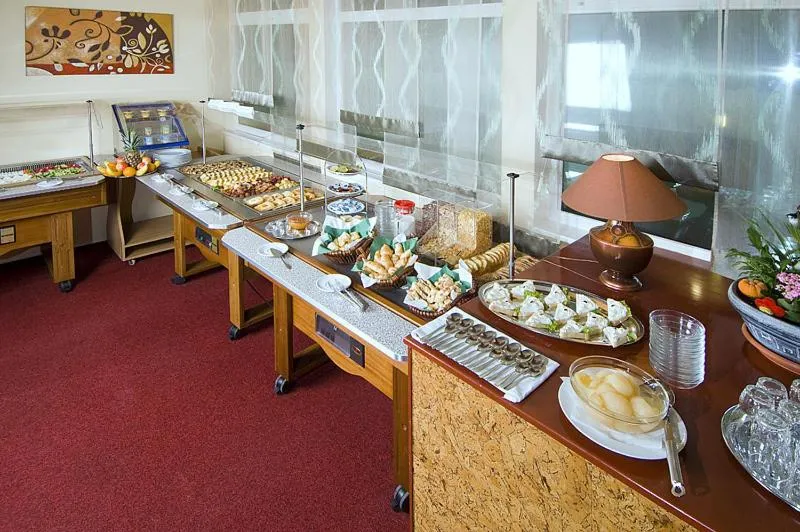 Restaurant/places to eat in Pensiunea Ambient