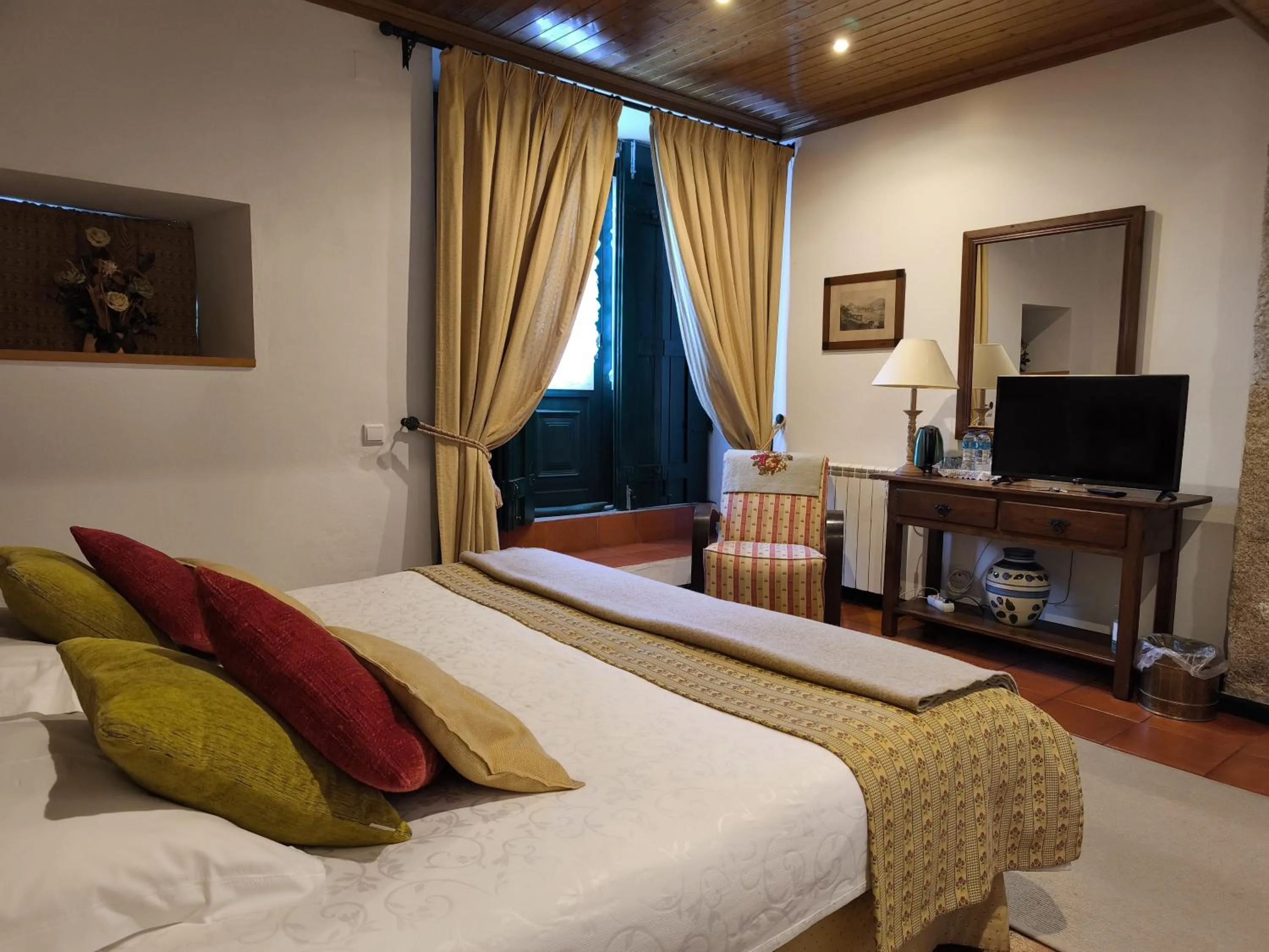 Photo of the whole room, Bed in Casa de Santa Ana da Beira