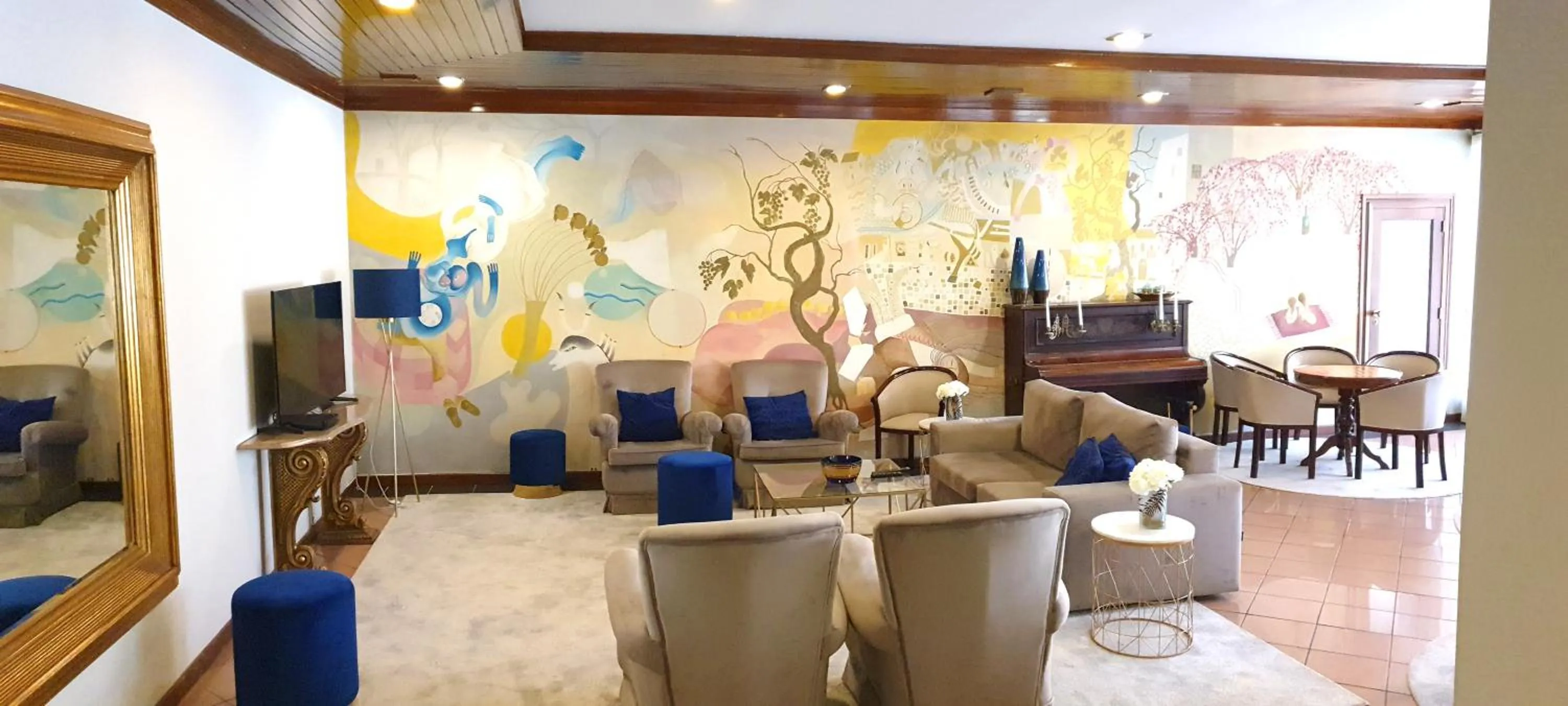 Communal lounge/ TV room in Hotel Eden