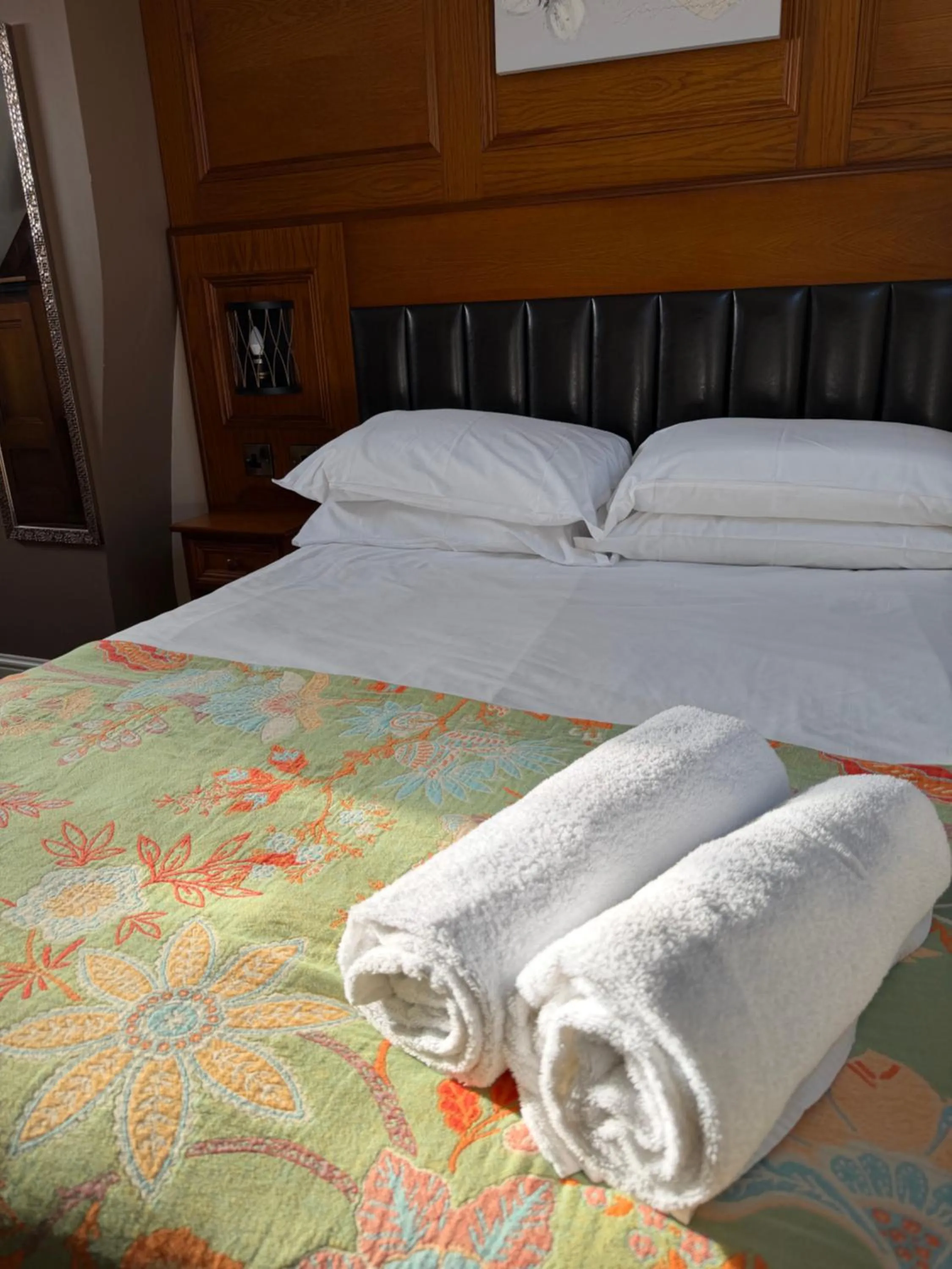 Property building, Bed in Crown & Anchor Inn