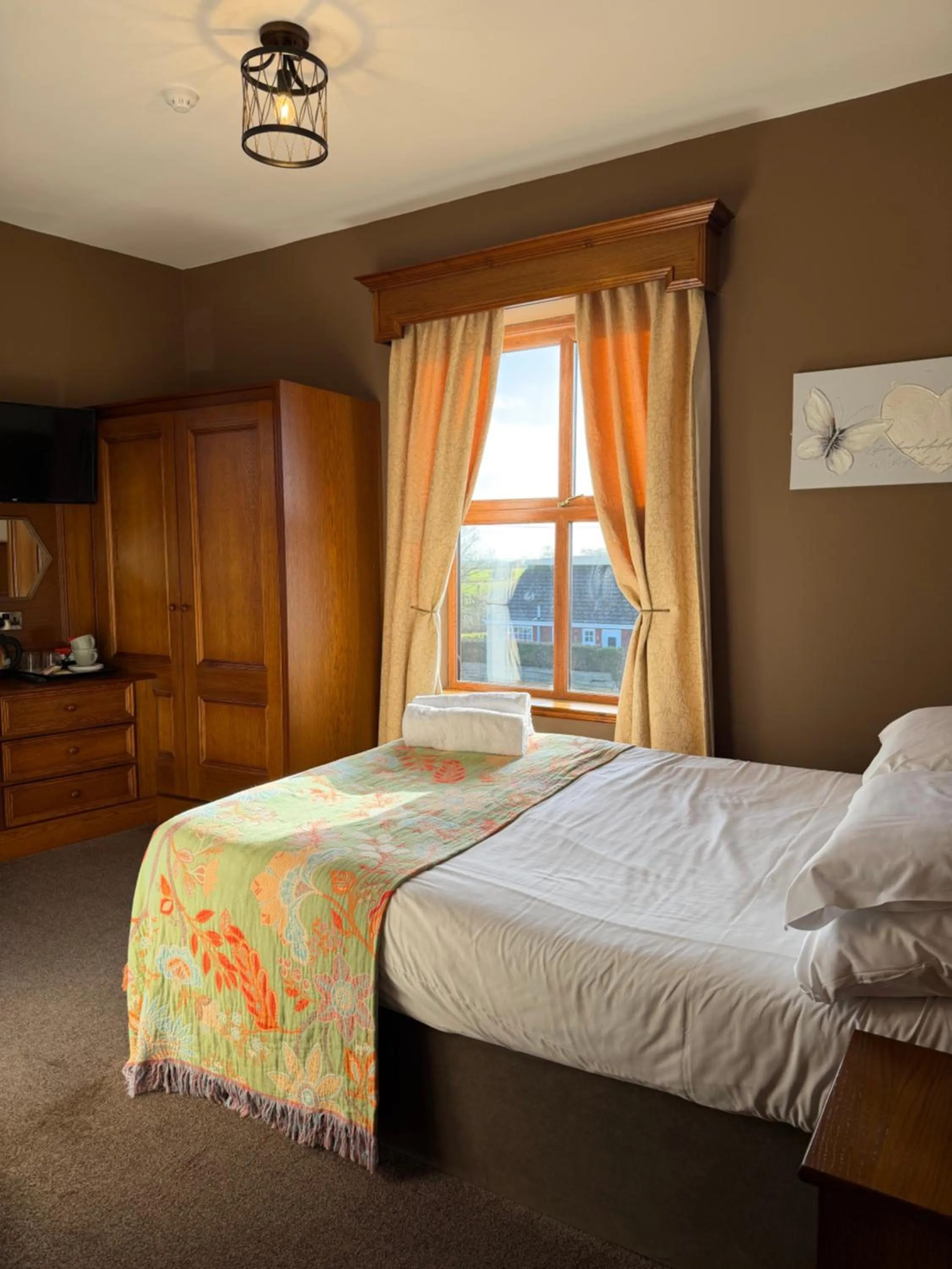 Property building, Bed in Crown & Anchor Inn