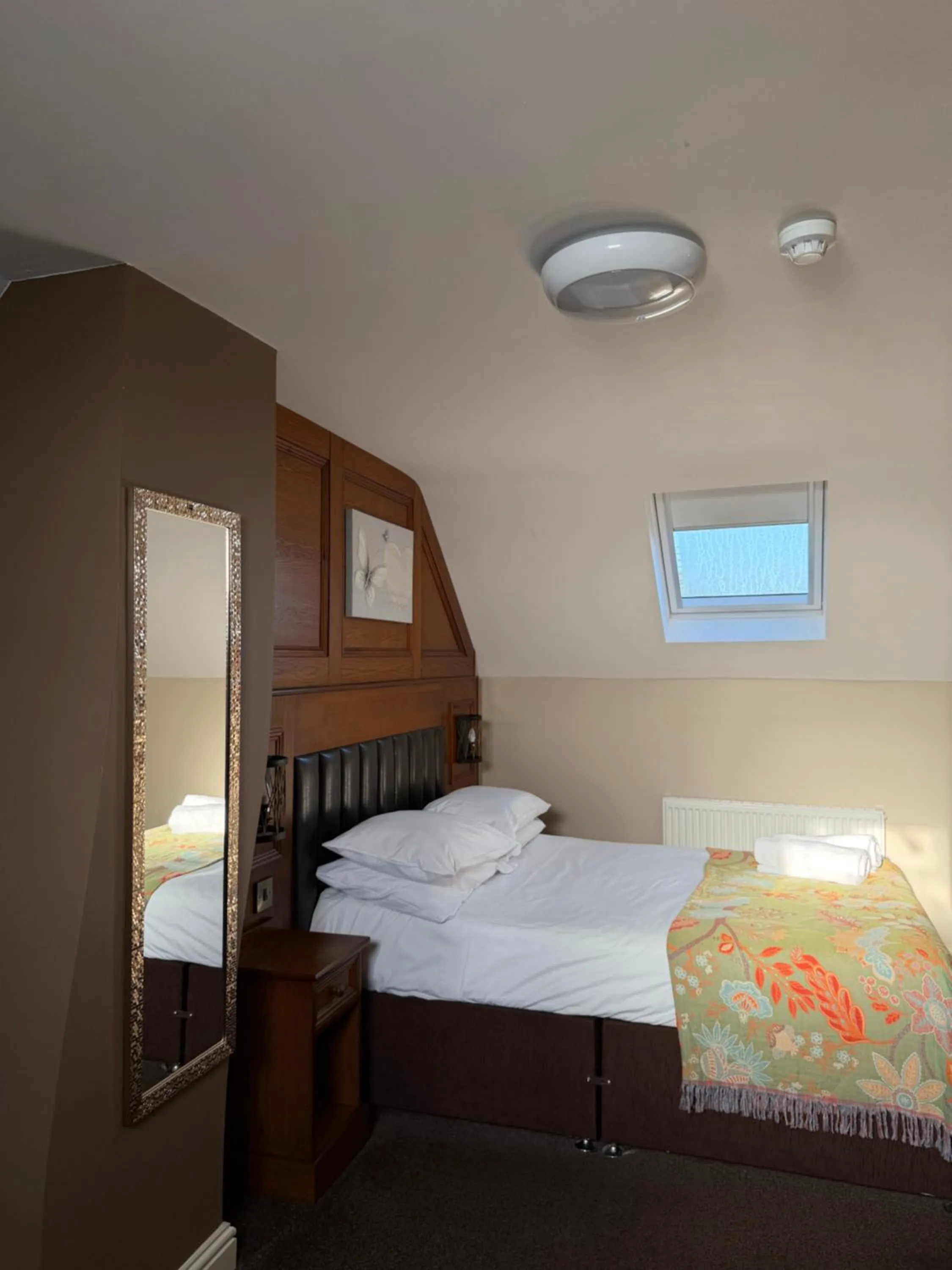 Property building, Bed in Crown & Anchor Inn