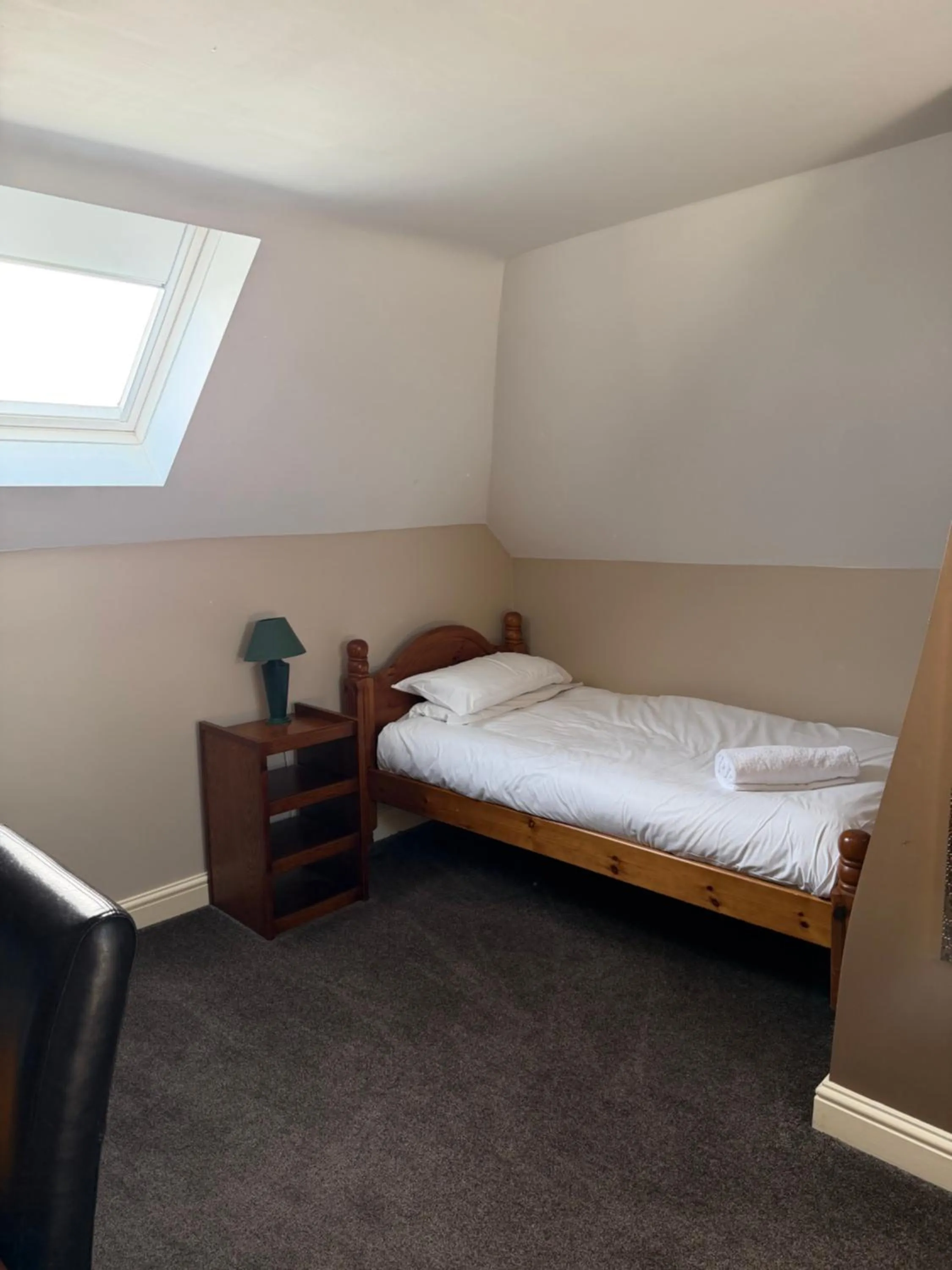 Property building, Bed in Crown & Anchor Inn