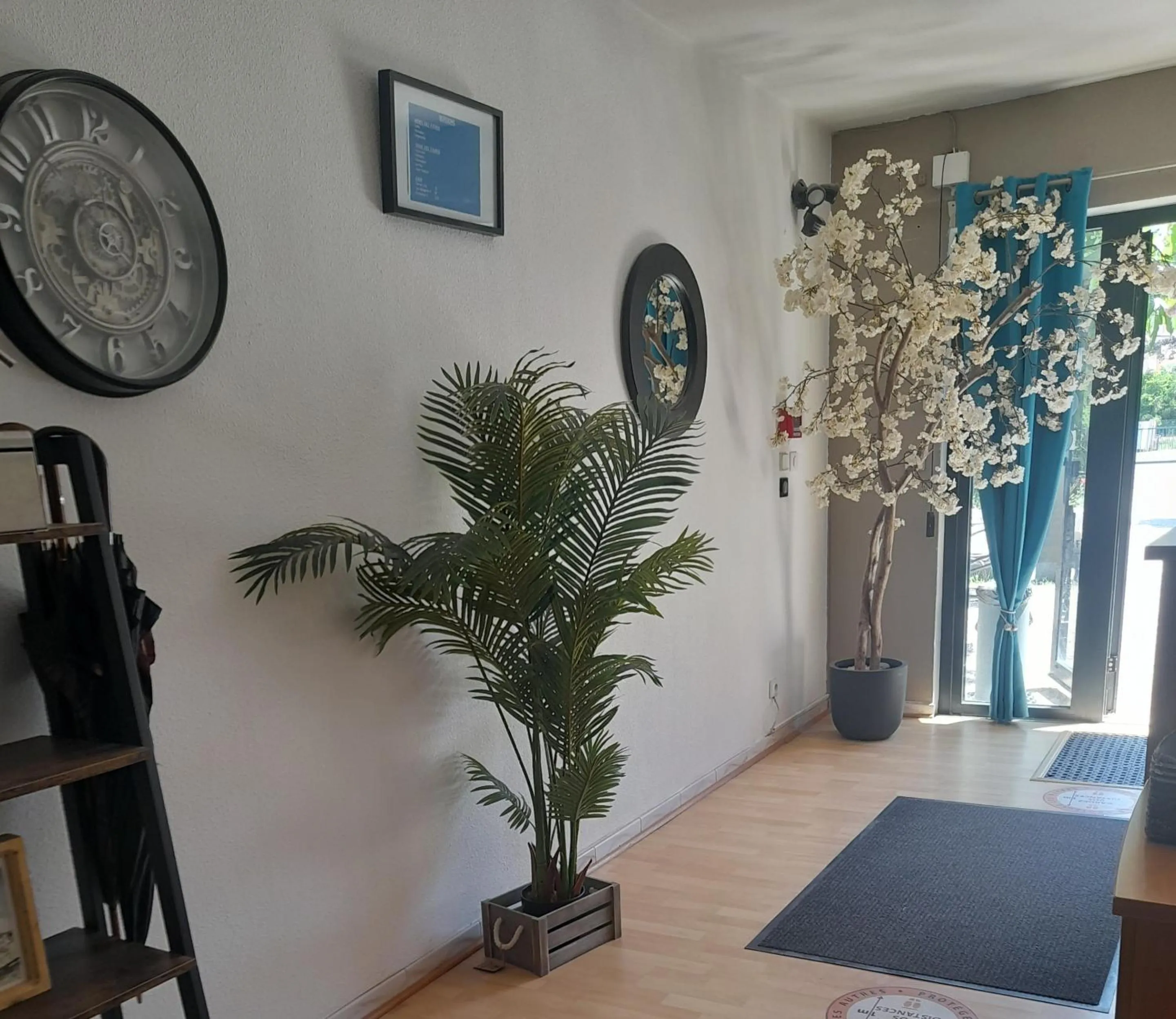 Lobby or reception in Hôtel Les Alizés