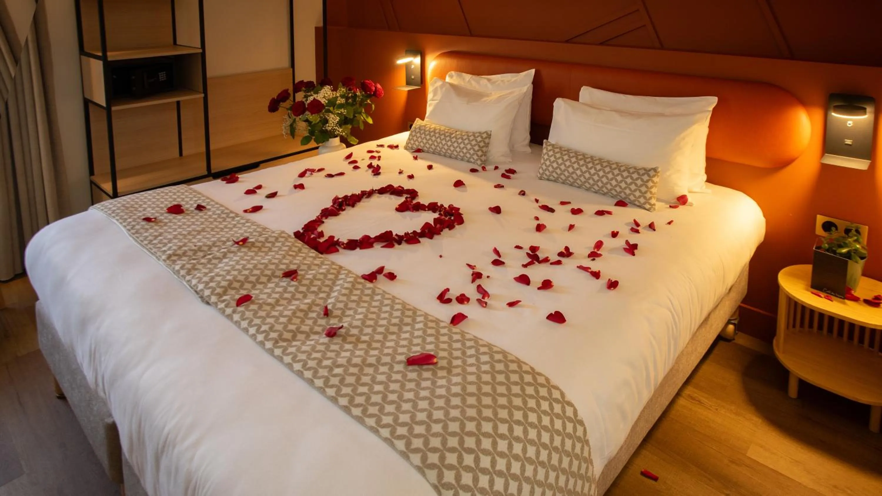 Bedroom, Bed in Hôtel Nell - Axelle - Maison Tassoni