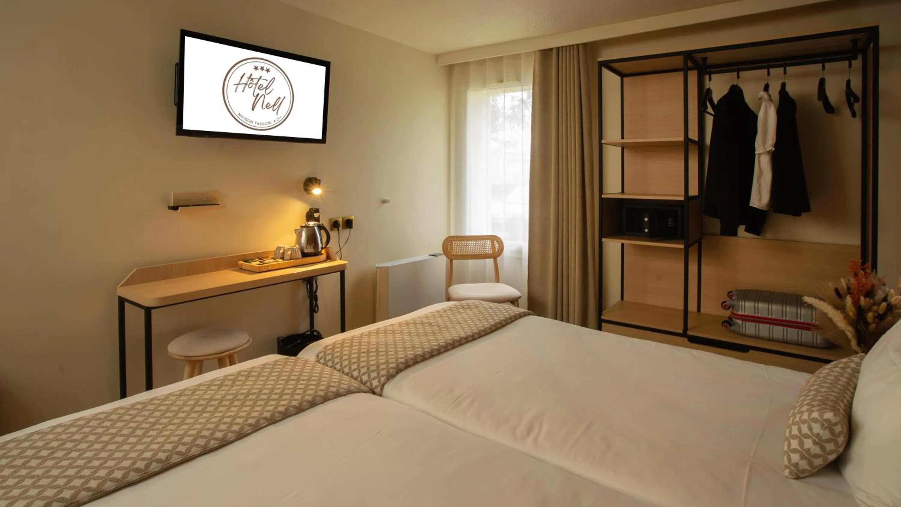 Photo of the whole room, Bed in Hôtel Nell - Axelle - Maison Tassoni