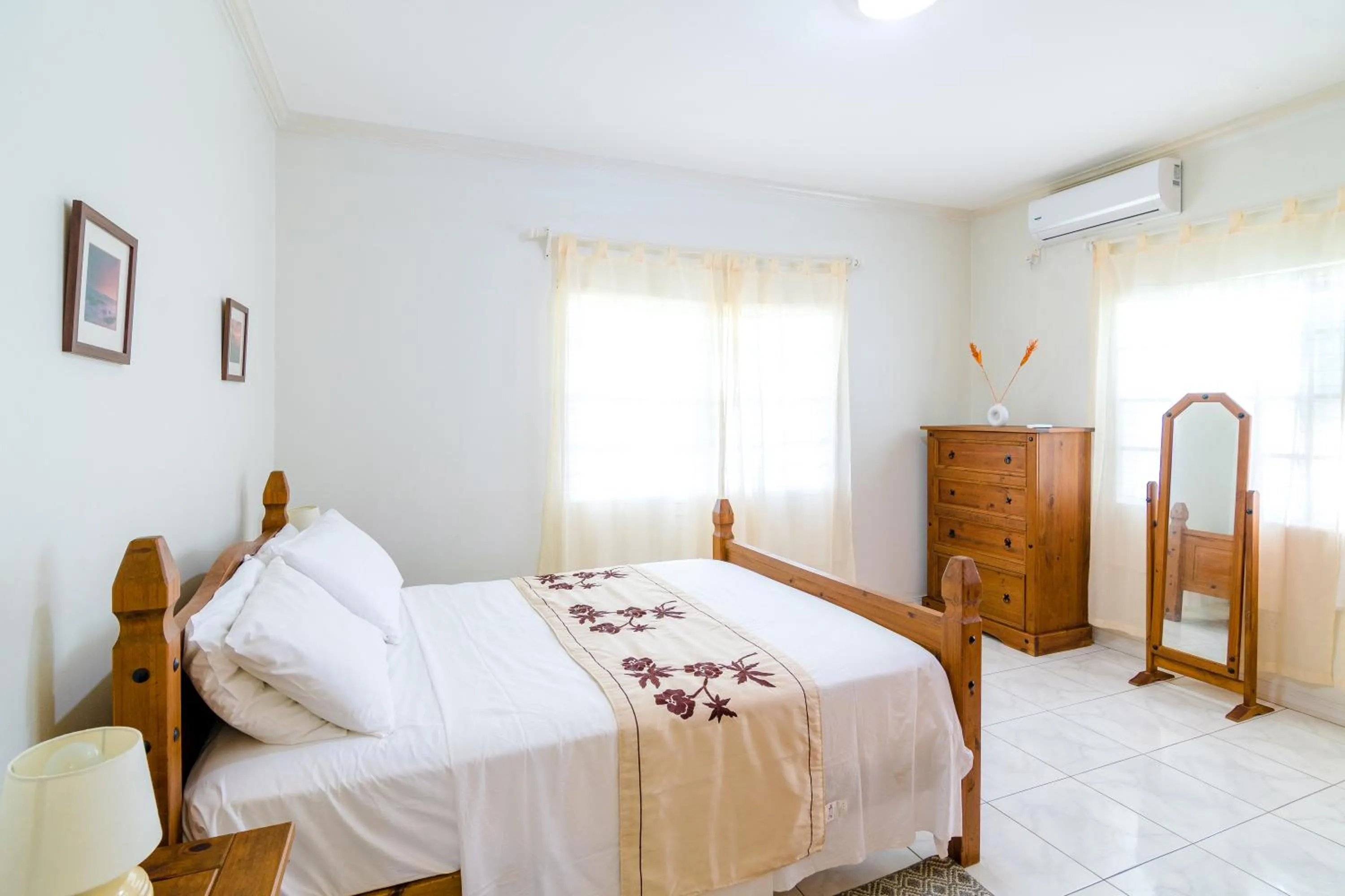 Bedroom, Bed in Woburn Villas