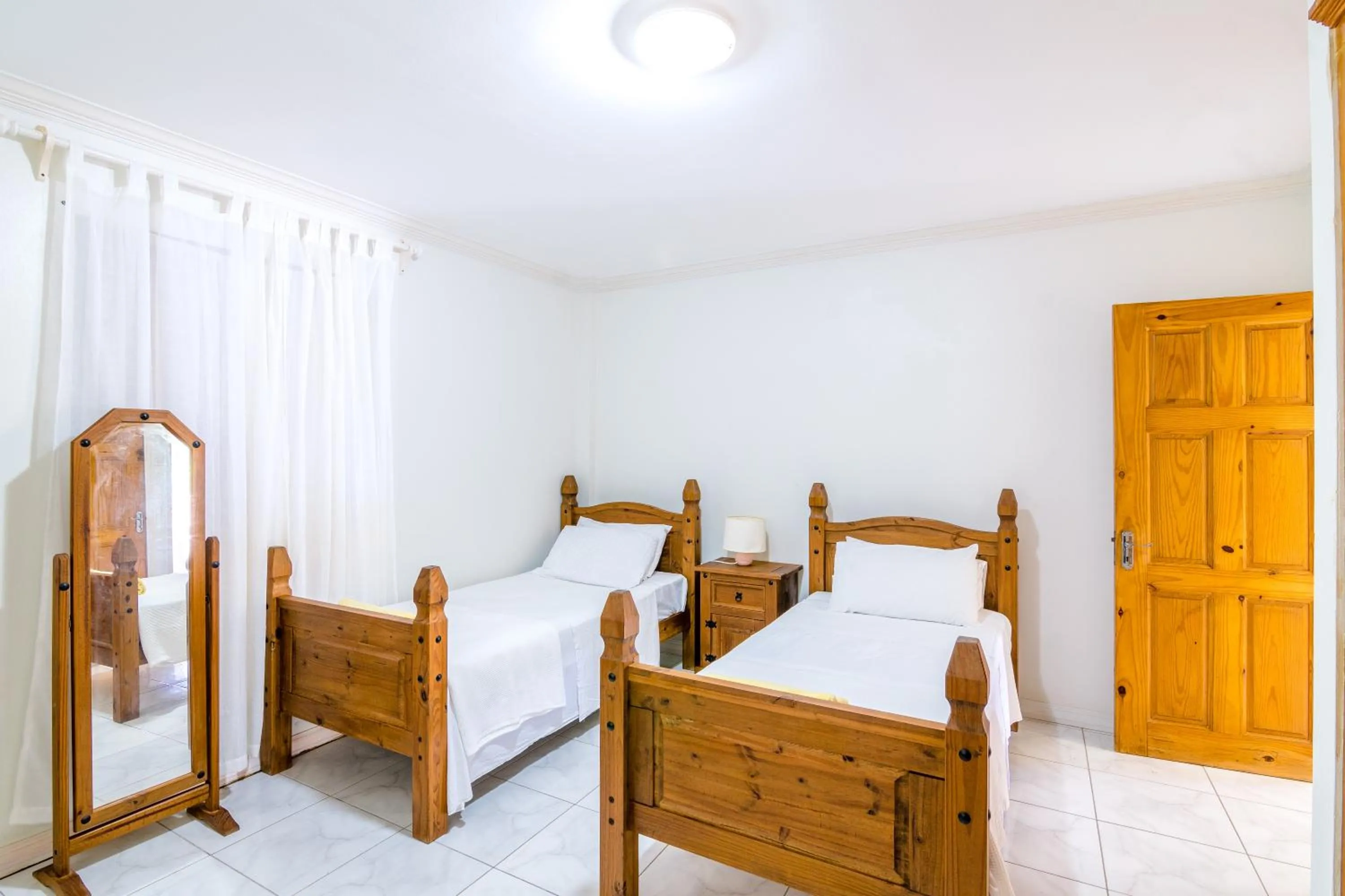 Bedroom, Bed in Woburn Villas