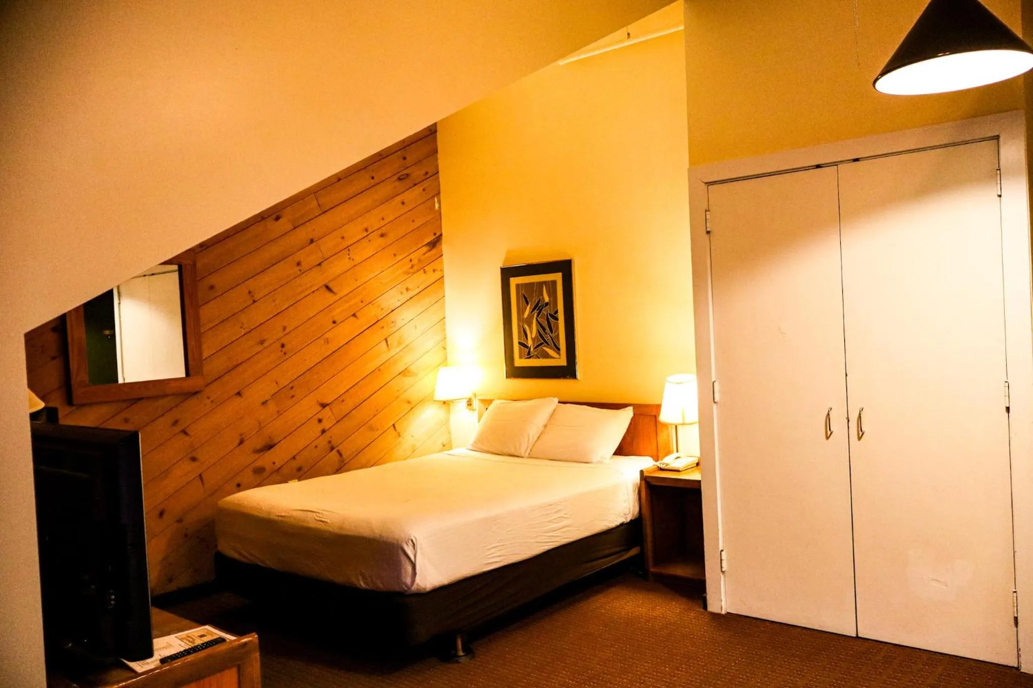 Bed in Snowy Owl Inn