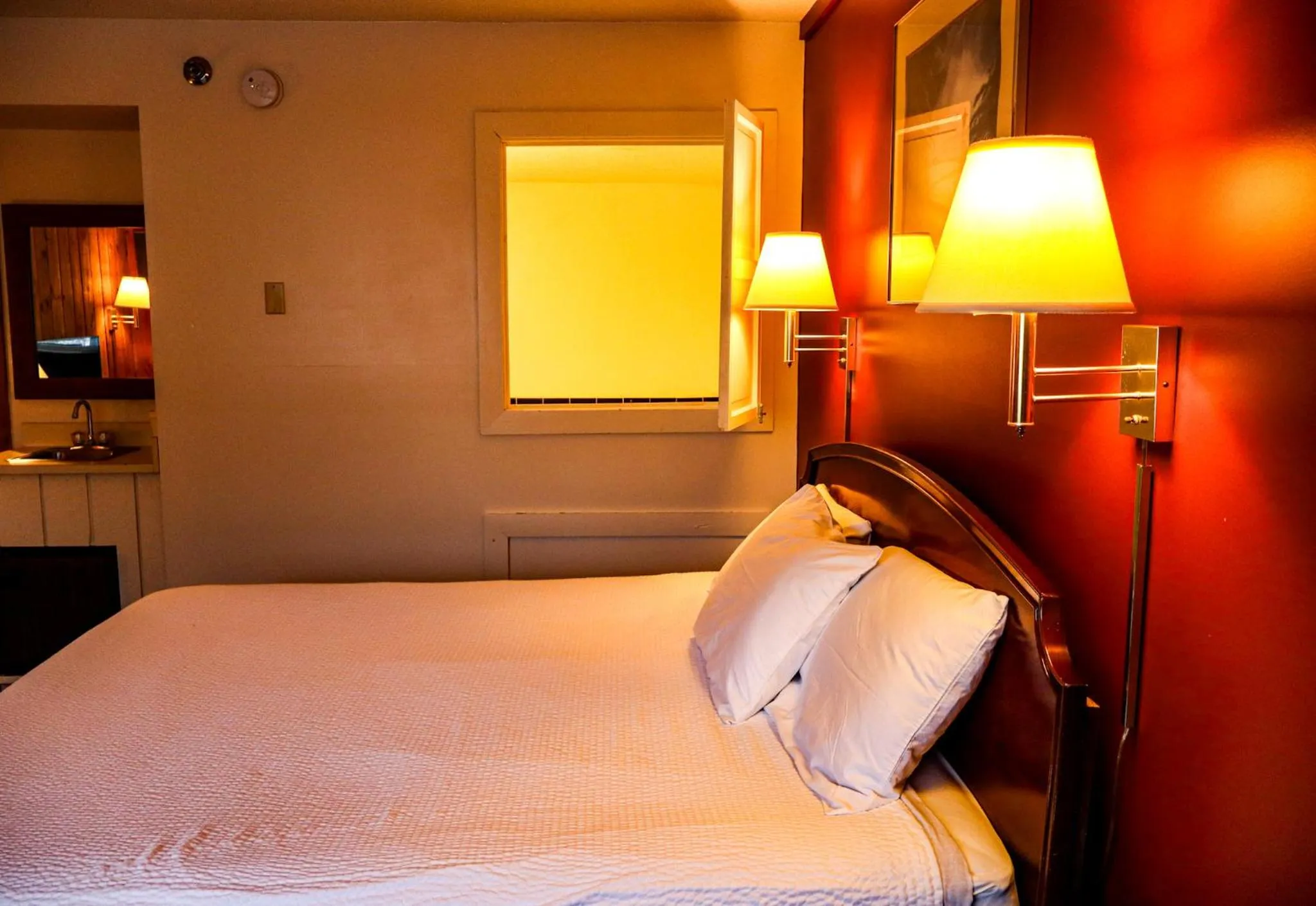 Photo of the whole room, Bed in Snowy Owl Inn