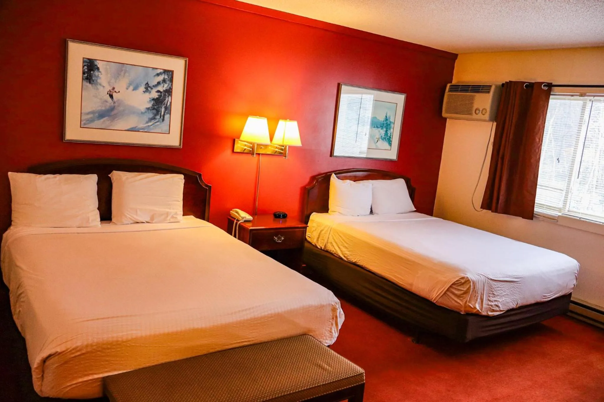 Bedroom, Bed in Snowy Owl Inn