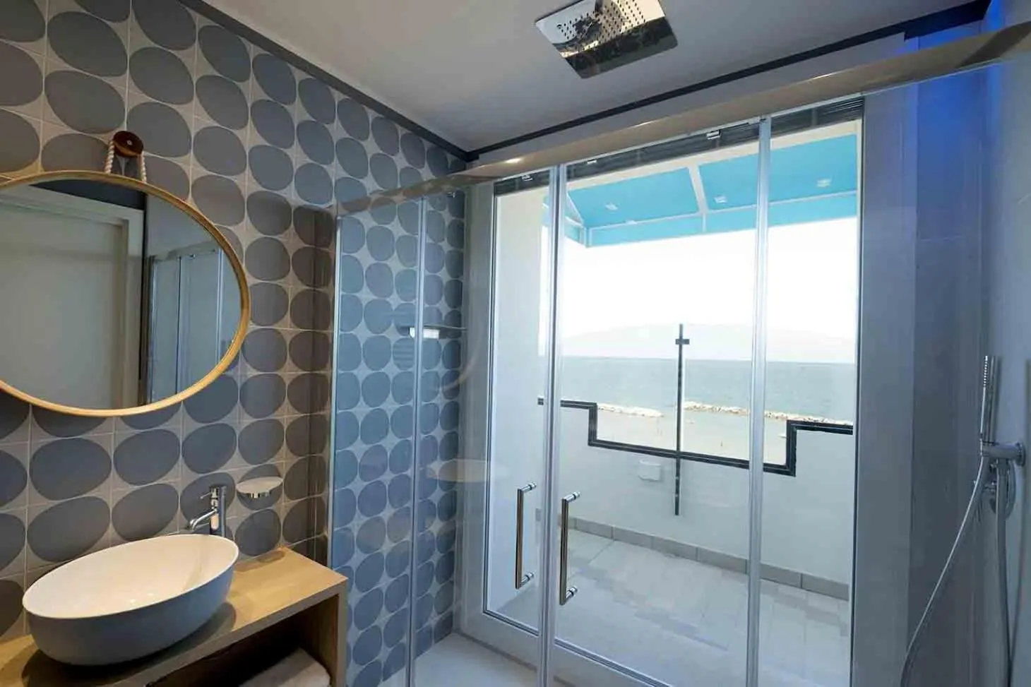 Shower in Hotel Baia