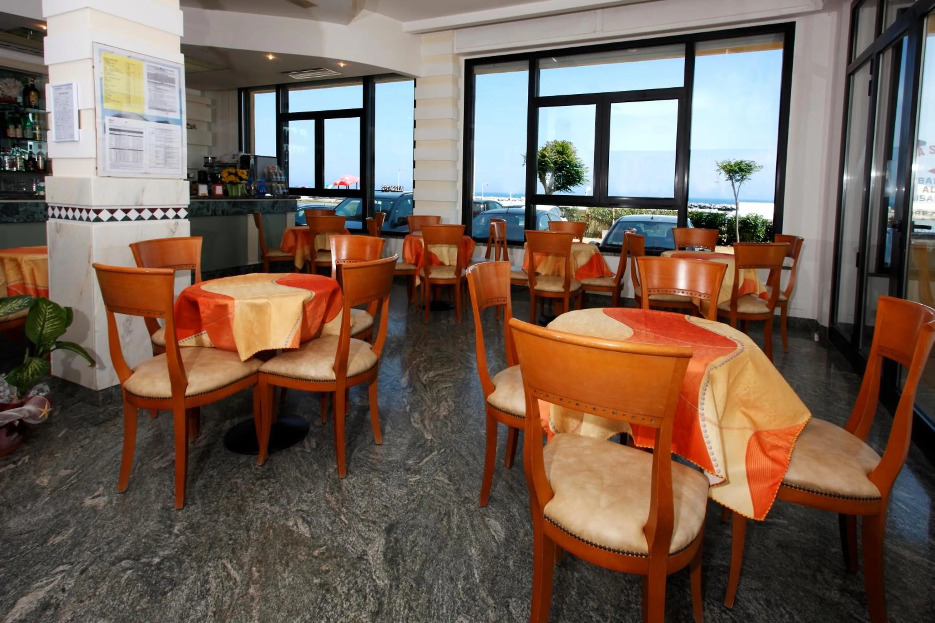 Restaurant/places to eat in Hotel Baia