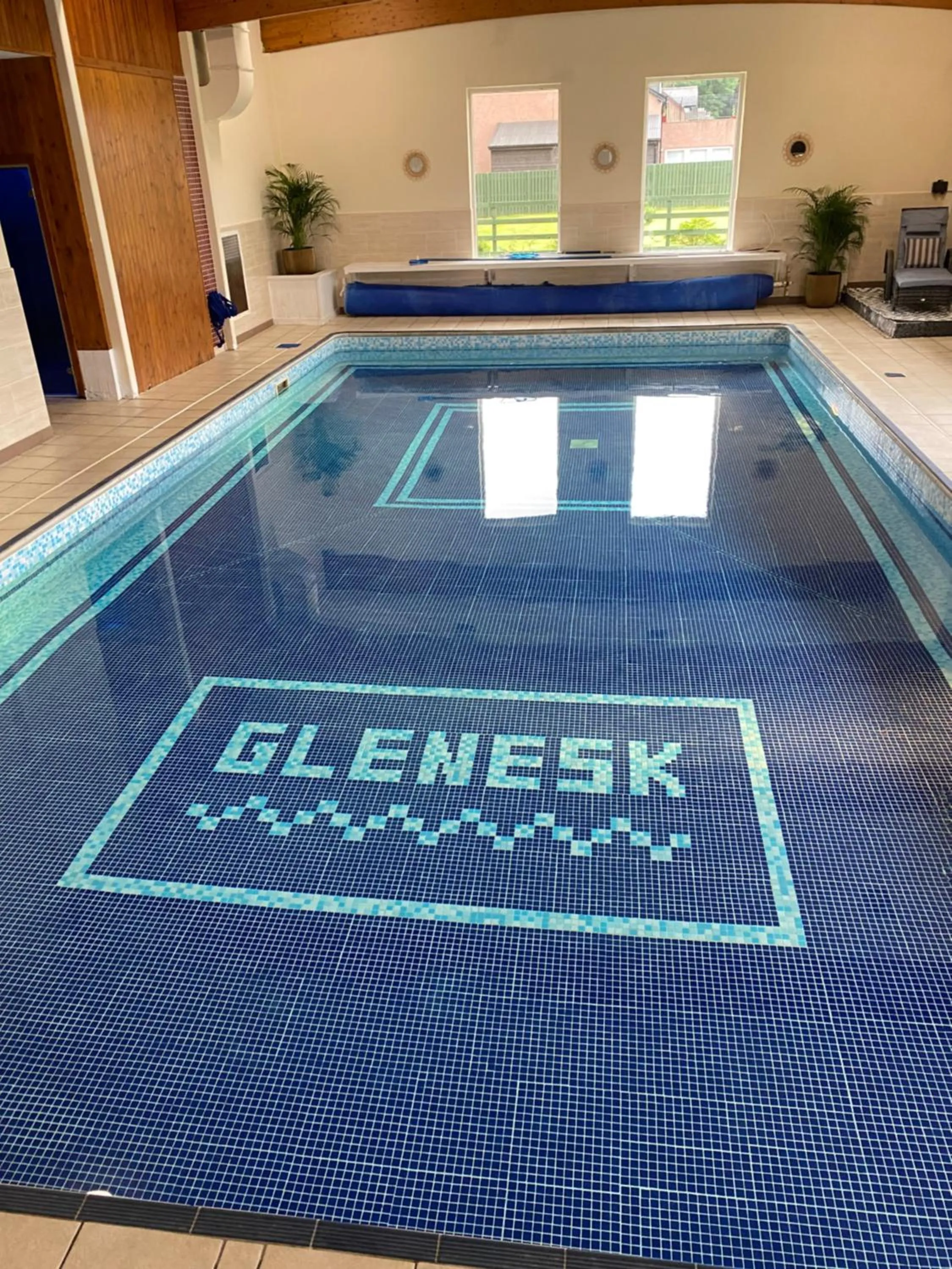 Swimming pool in Glenesk Hotel