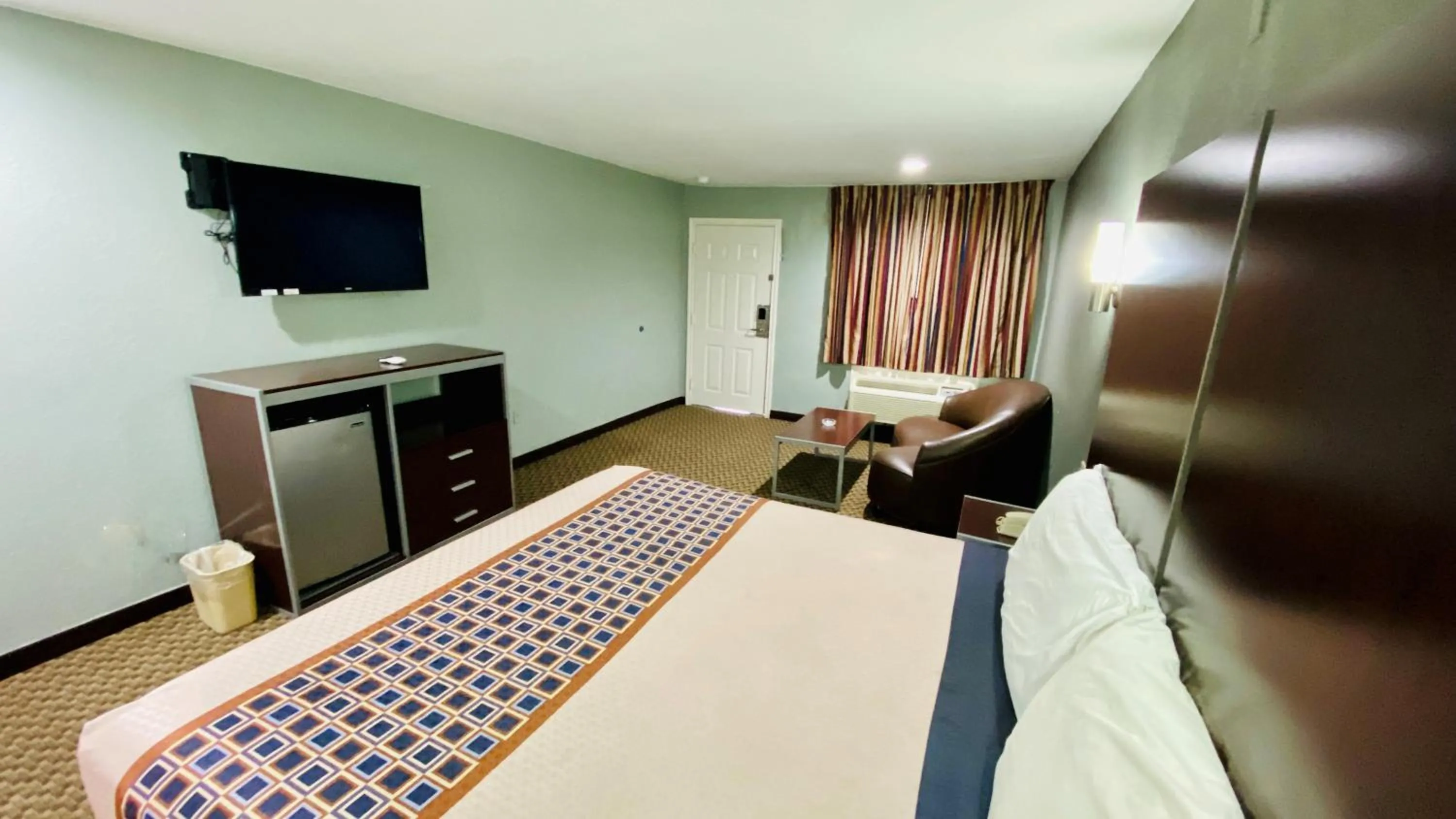 TV and multimedia in Home Place Inn and Suites-Hobby