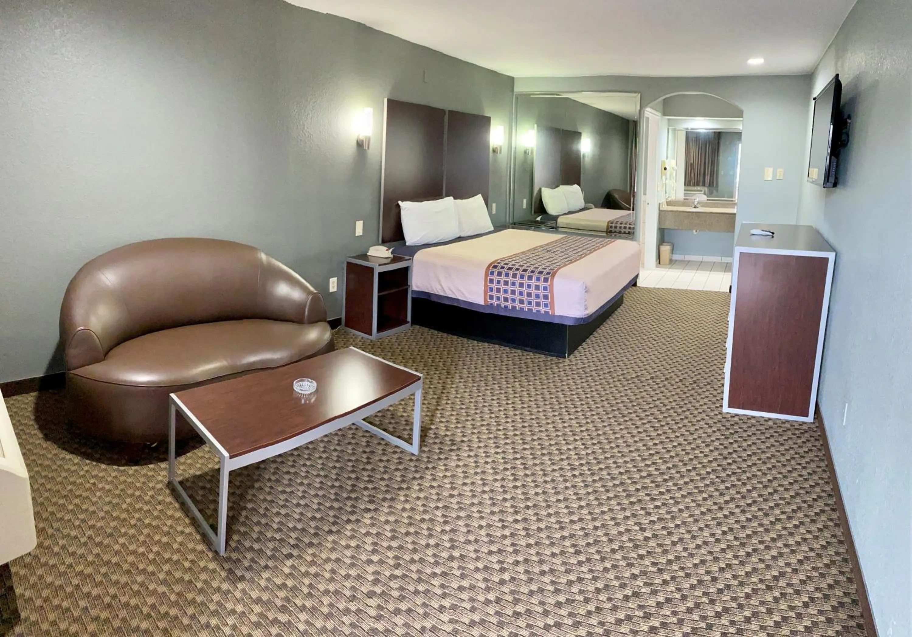 TV and multimedia in Home Place Inn and Suites-Hobby