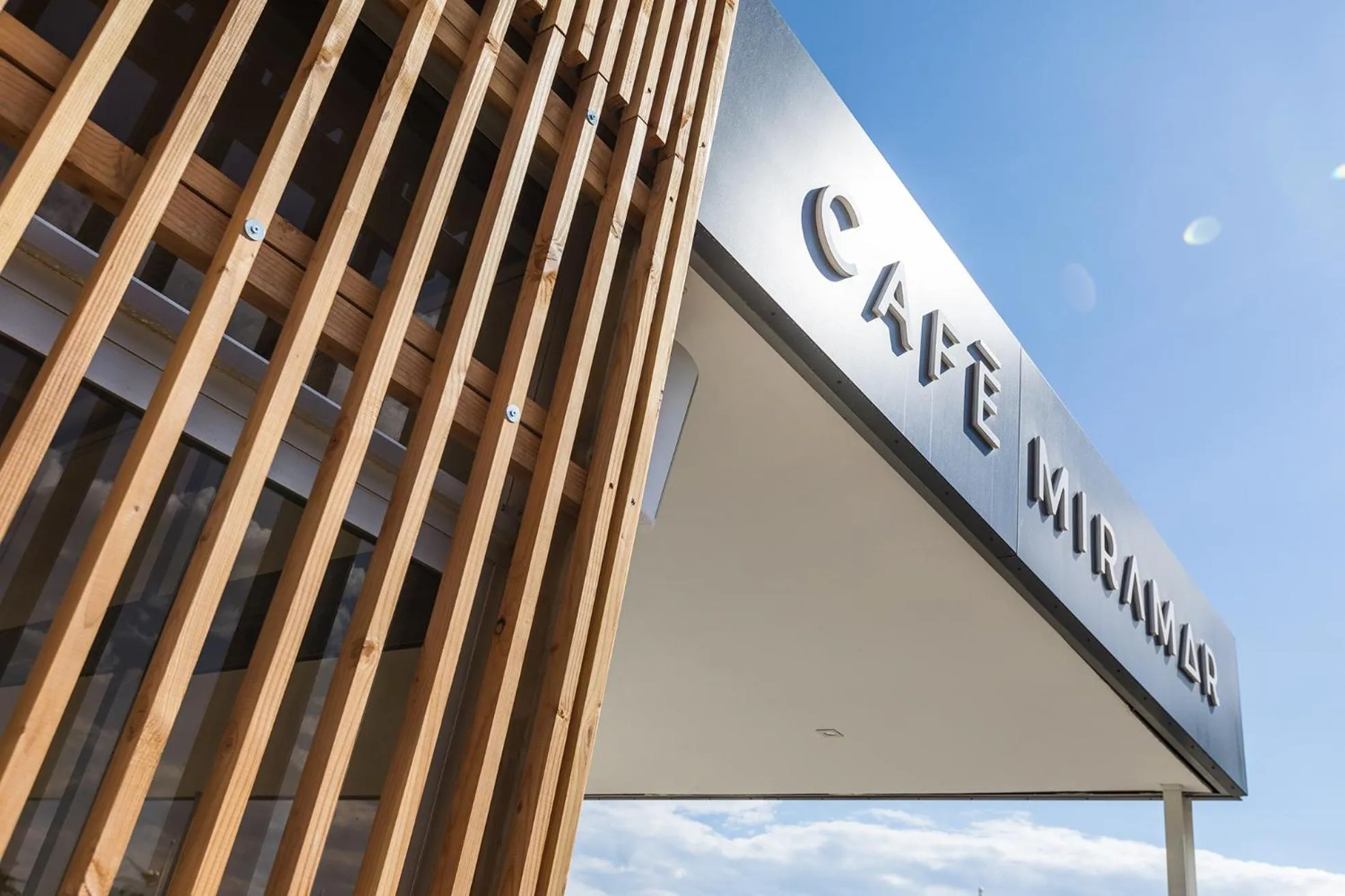 Property building in Hôtel Café Miramar