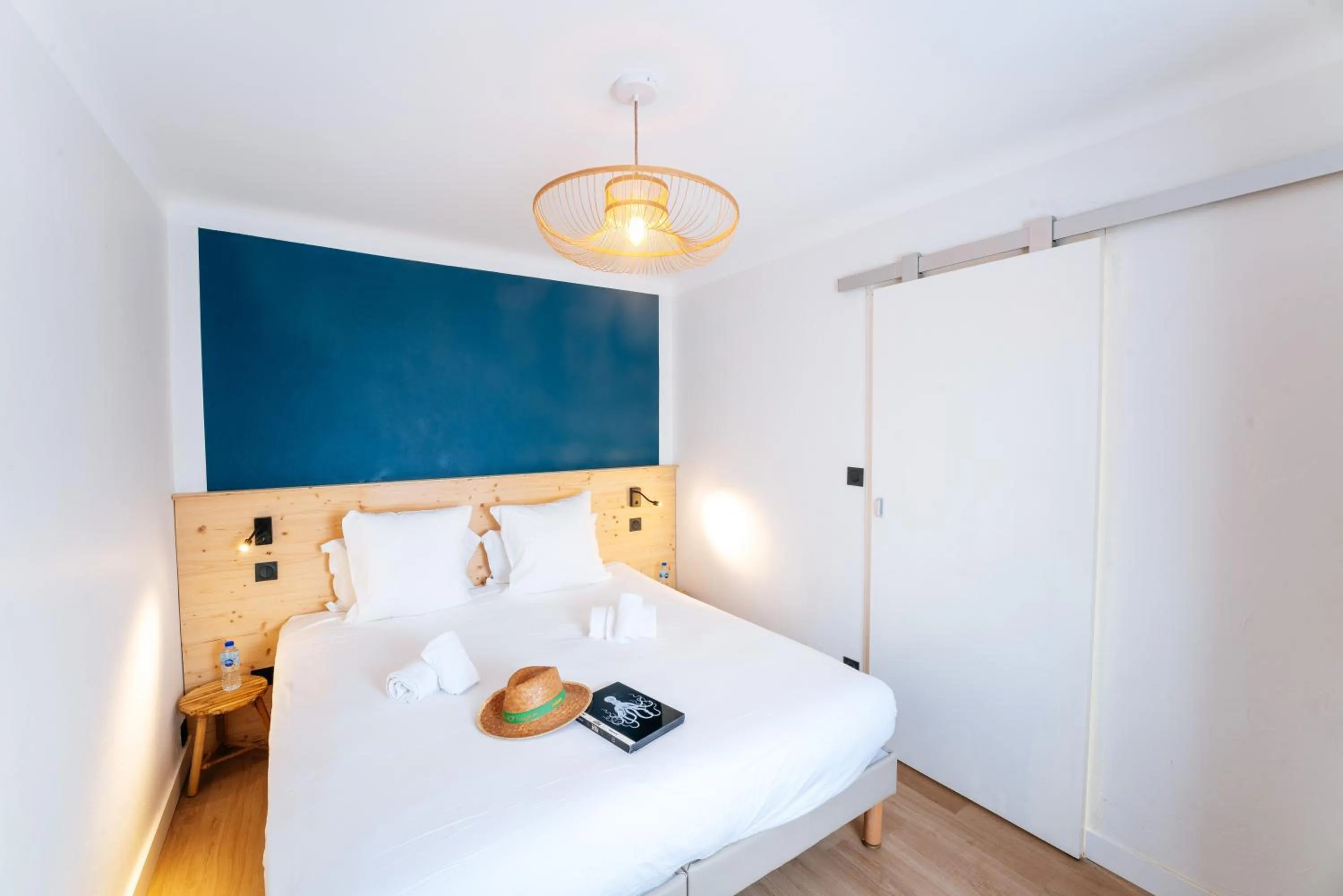 Bed in Hôtel Café Miramar