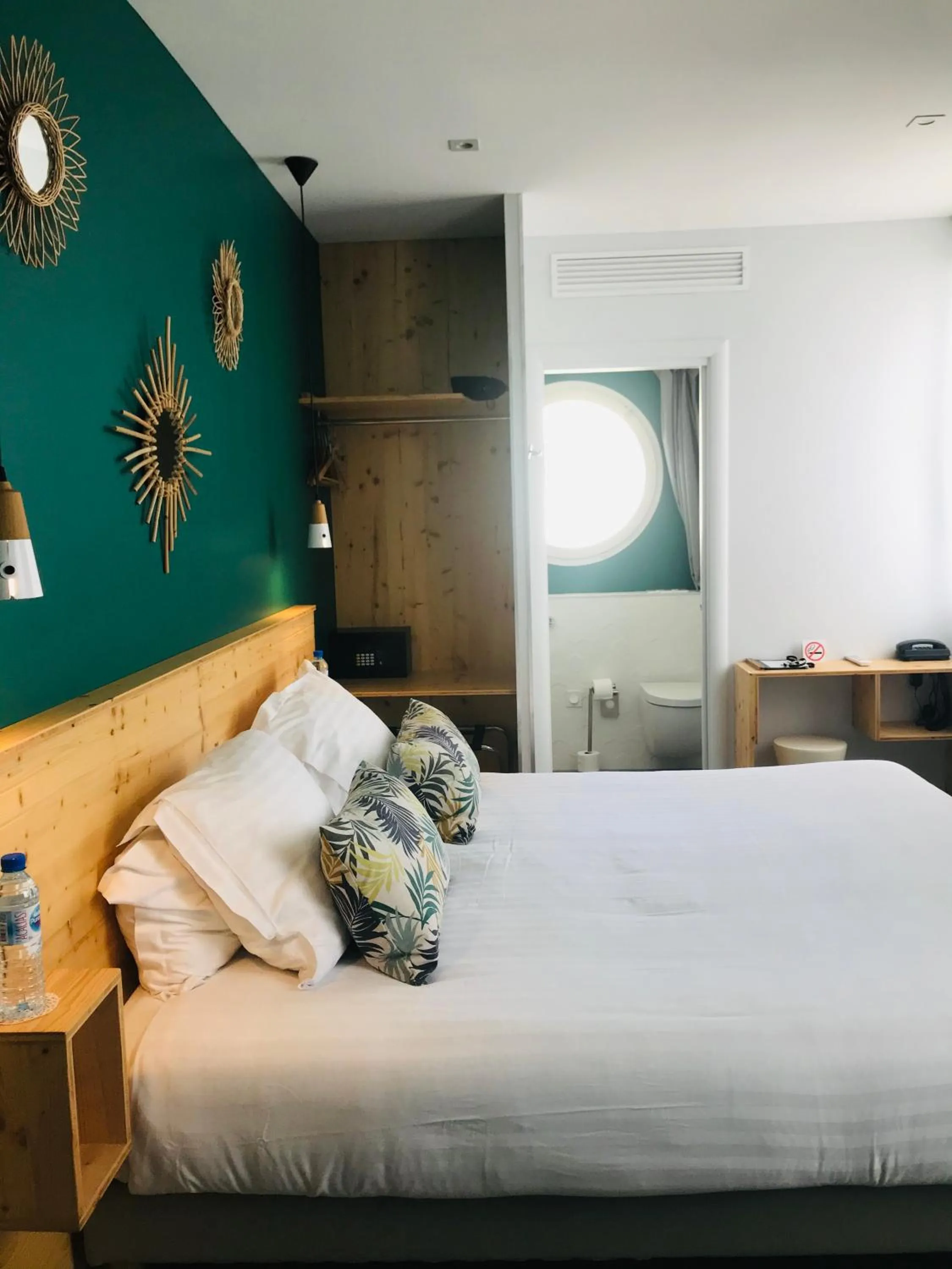 Bed in Hôtel Café Miramar