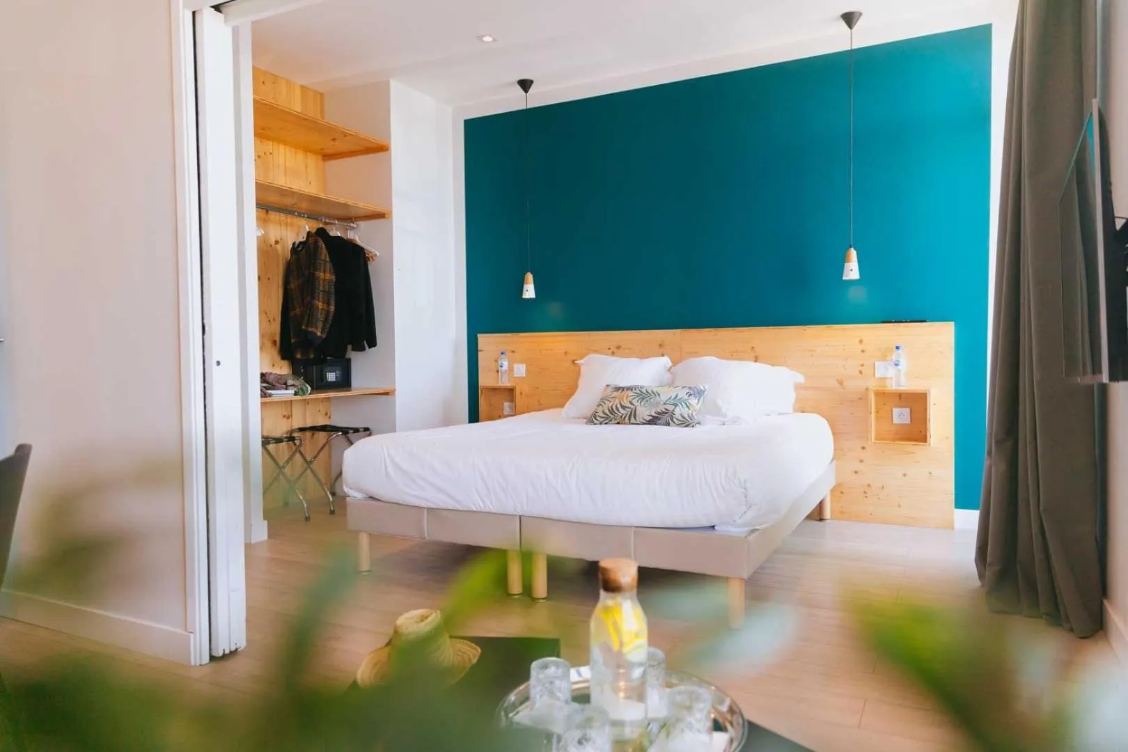 Bedroom, Bed in Hôtel Café Miramar