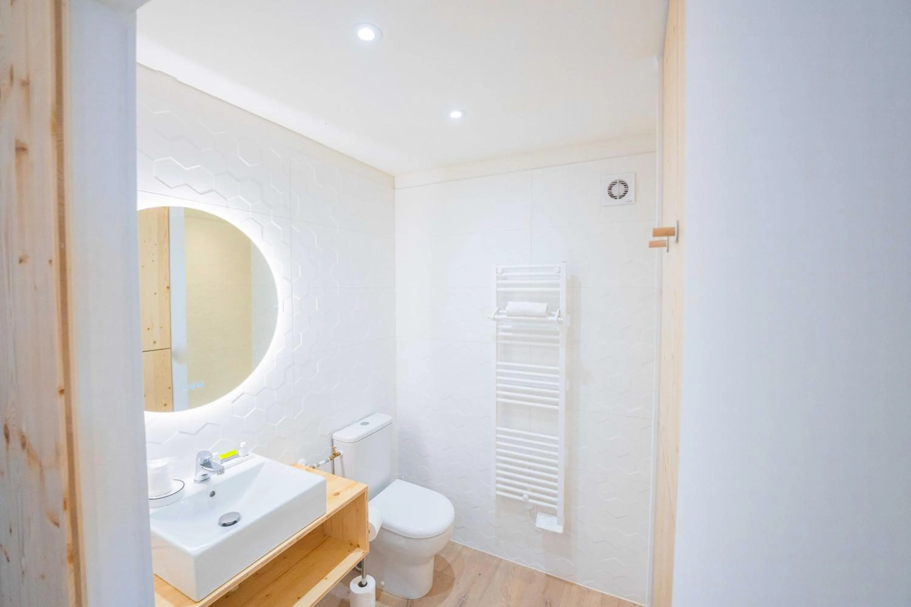 Shower in Hôtel Café Miramar