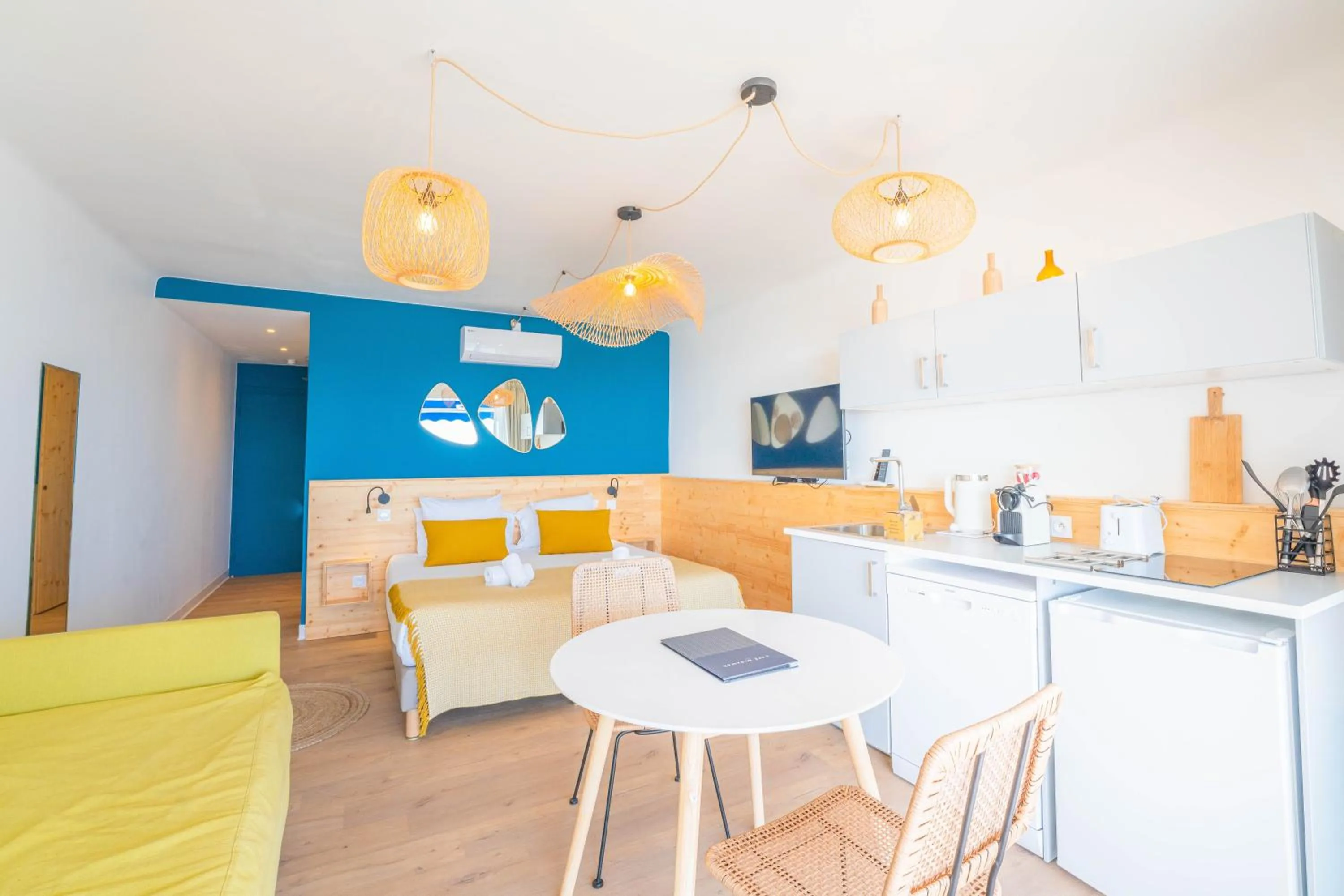 Spring in Hôtel Café Miramar