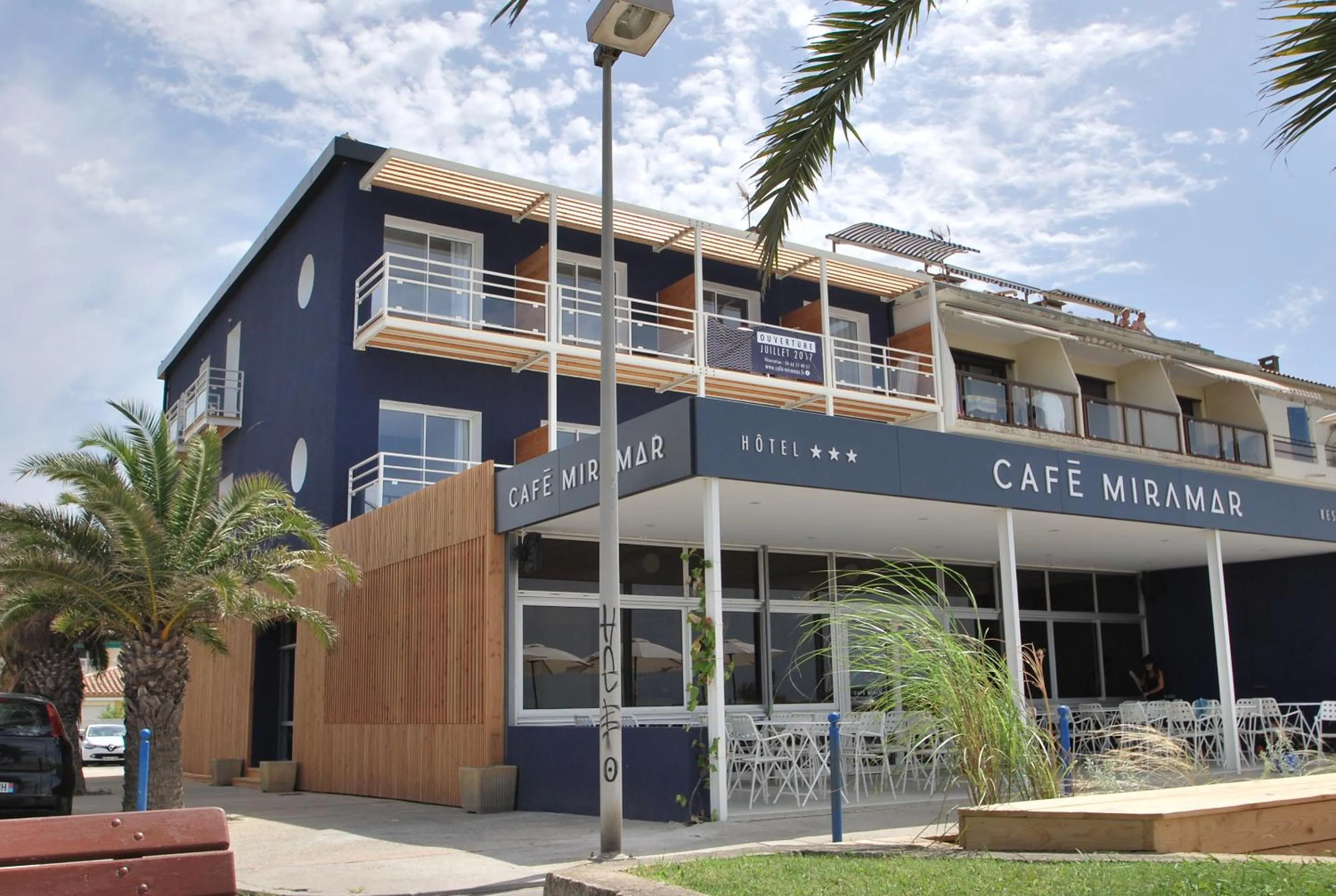 Property building in Hôtel Café Miramar