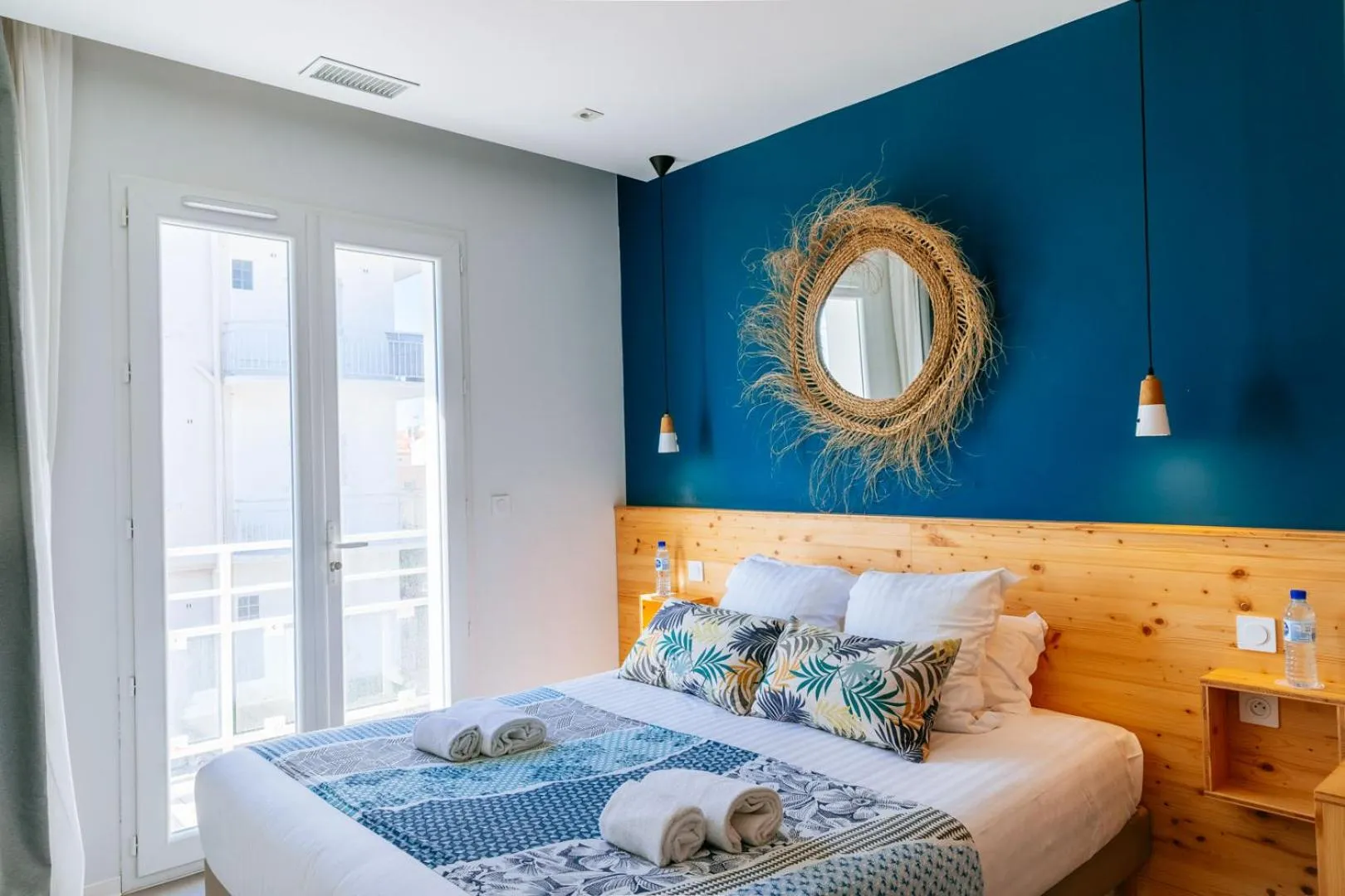 Balcony/Terrace, Bed in Hôtel Café Miramar