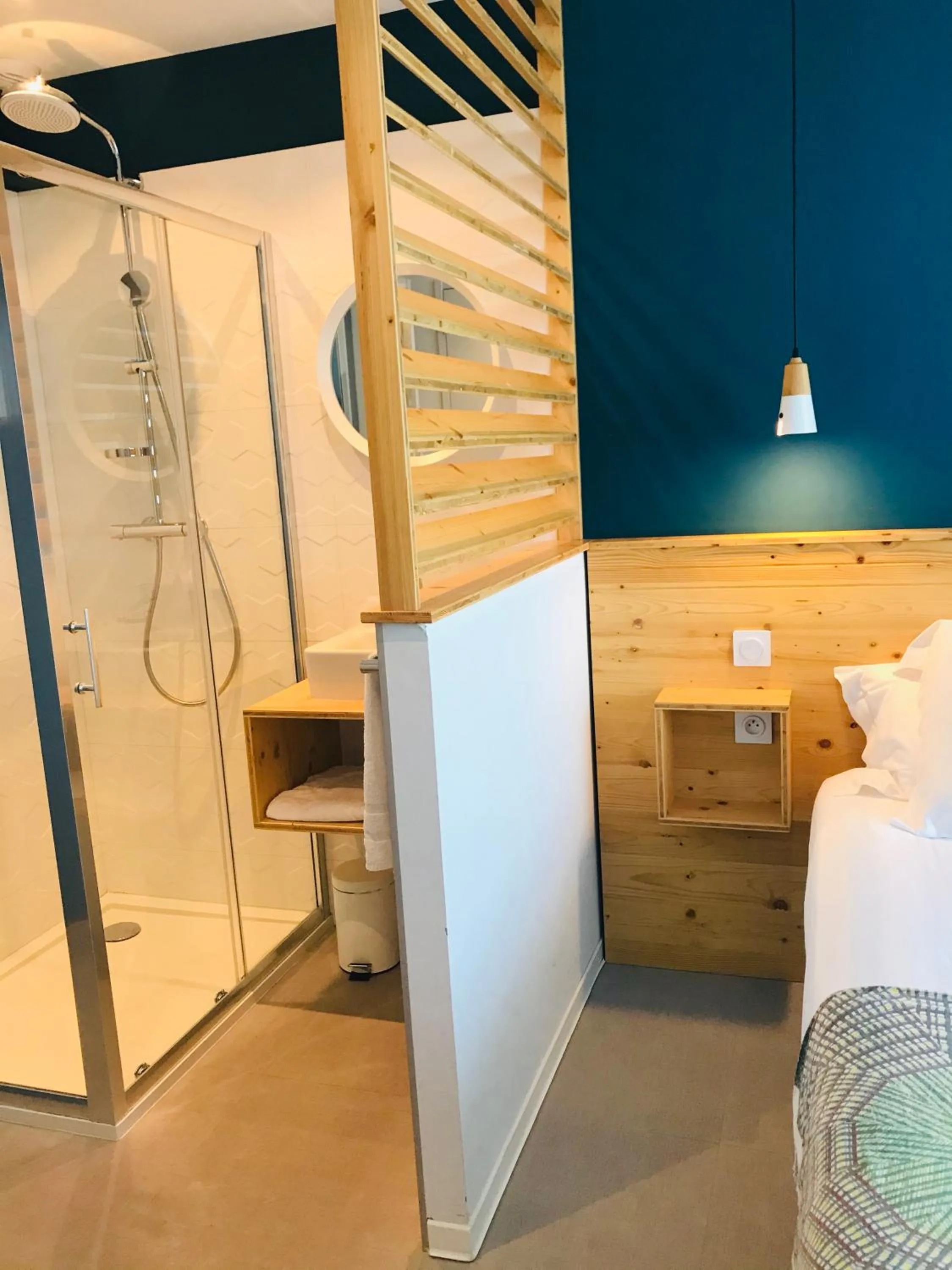 Shower, Bed in Hôtel Café Miramar