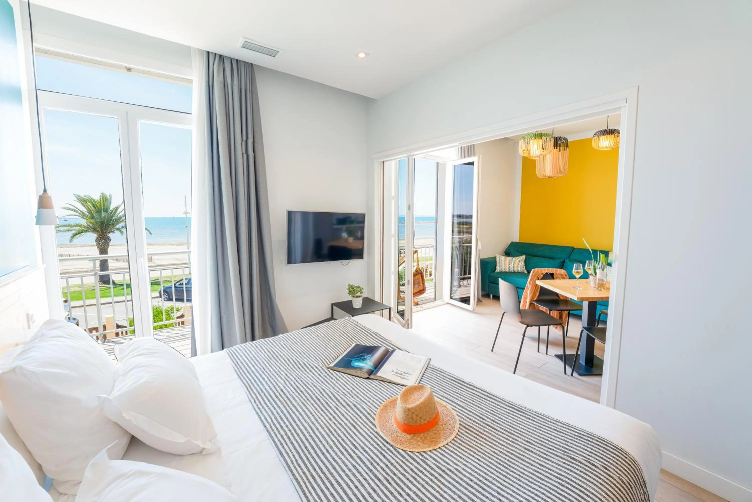 TV and multimedia, Bed in Hôtel Café Miramar