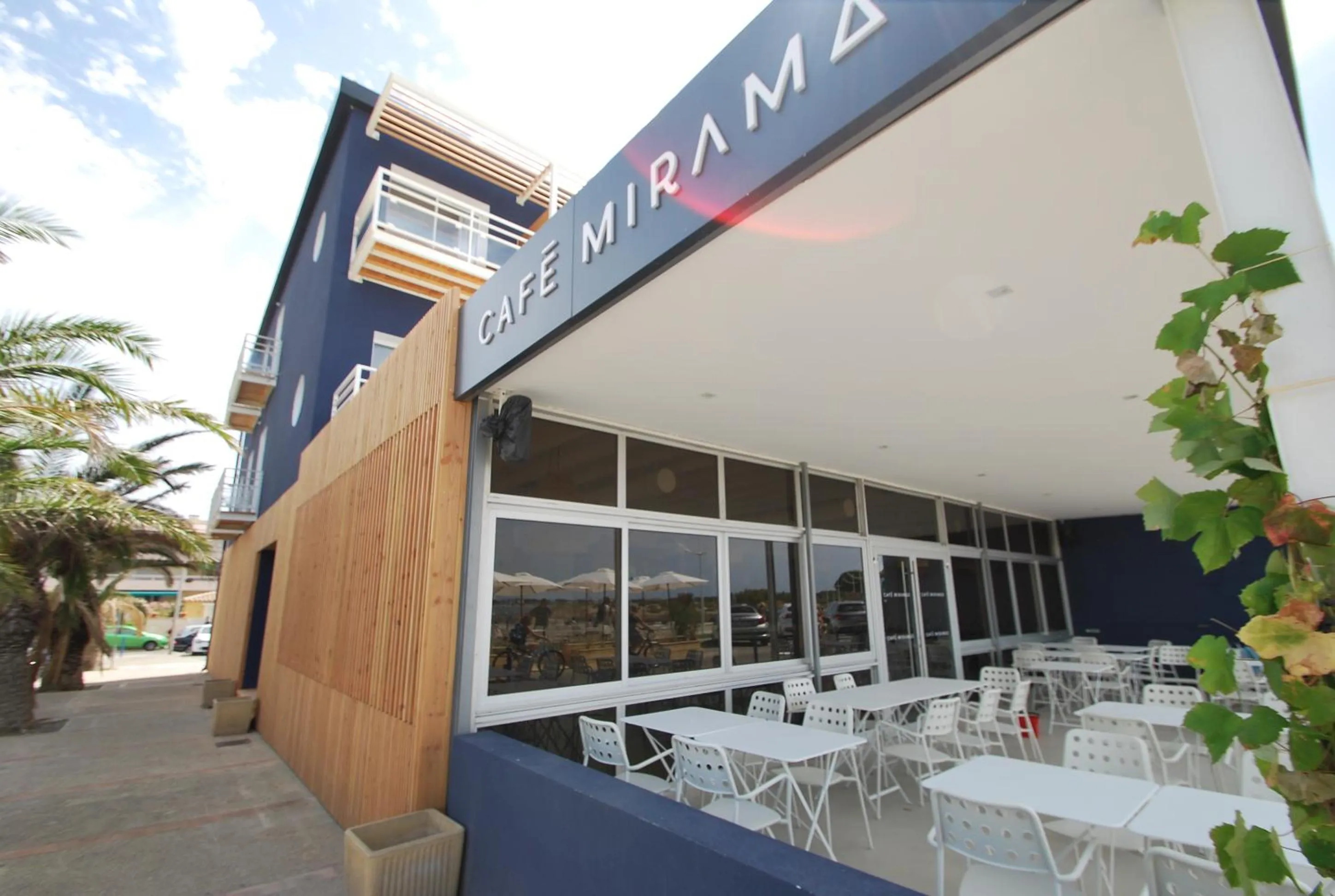 Patio in Hôtel Café Miramar