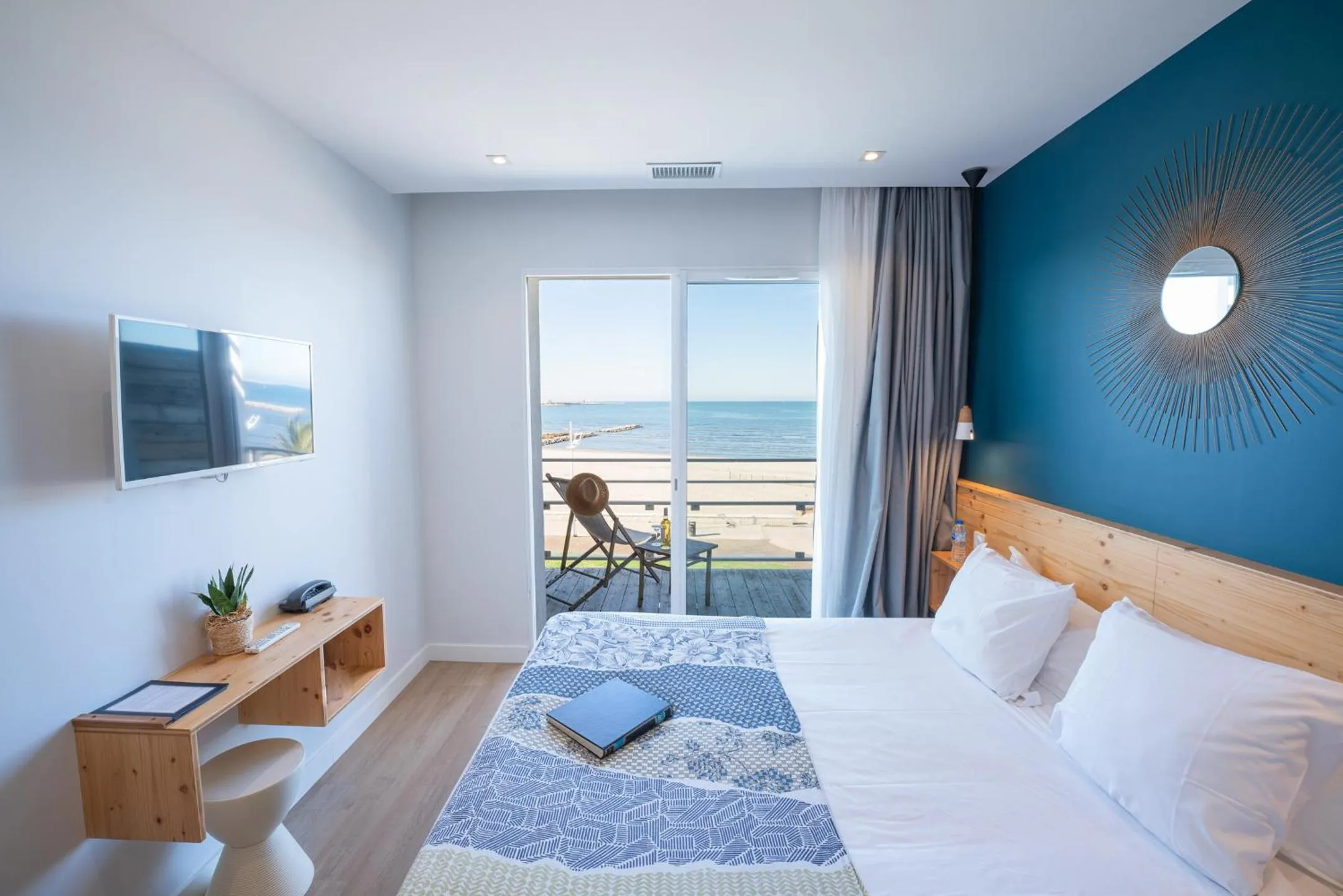 Balcony/Terrace, Bed in Hôtel Café Miramar