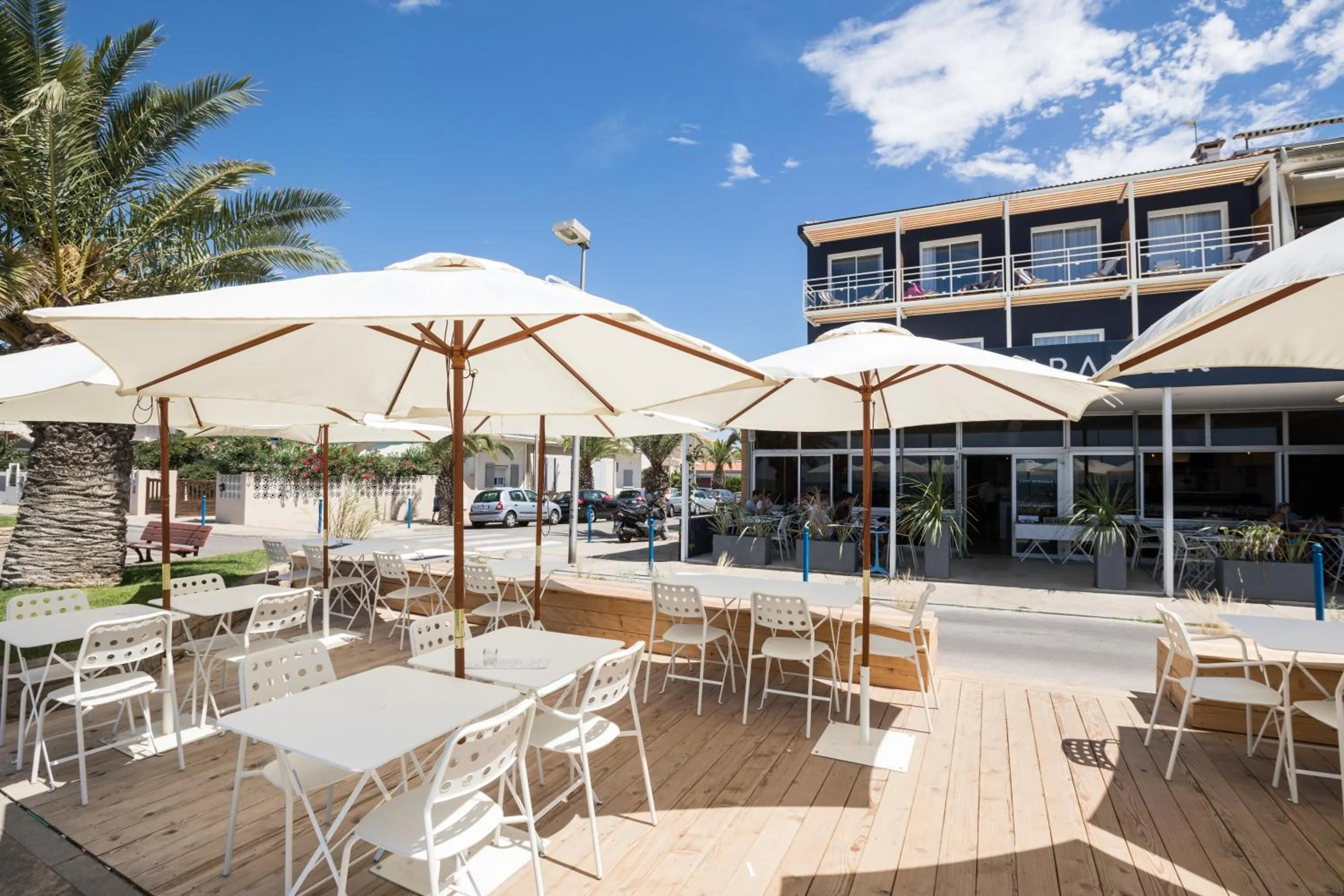 Property building in Hôtel Café Miramar