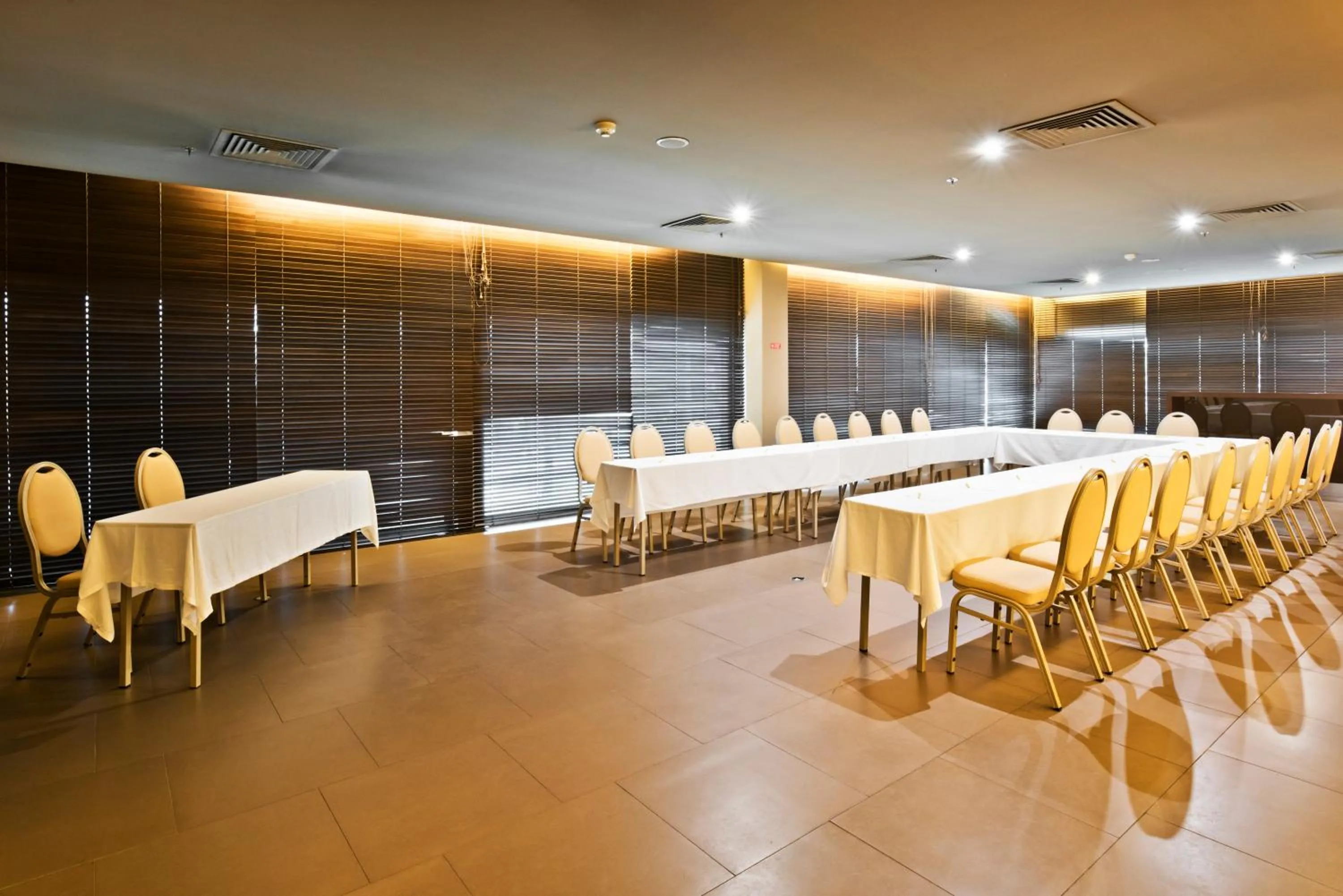 Meeting/conference room in Golden Tulip São João da Madeira Hotel