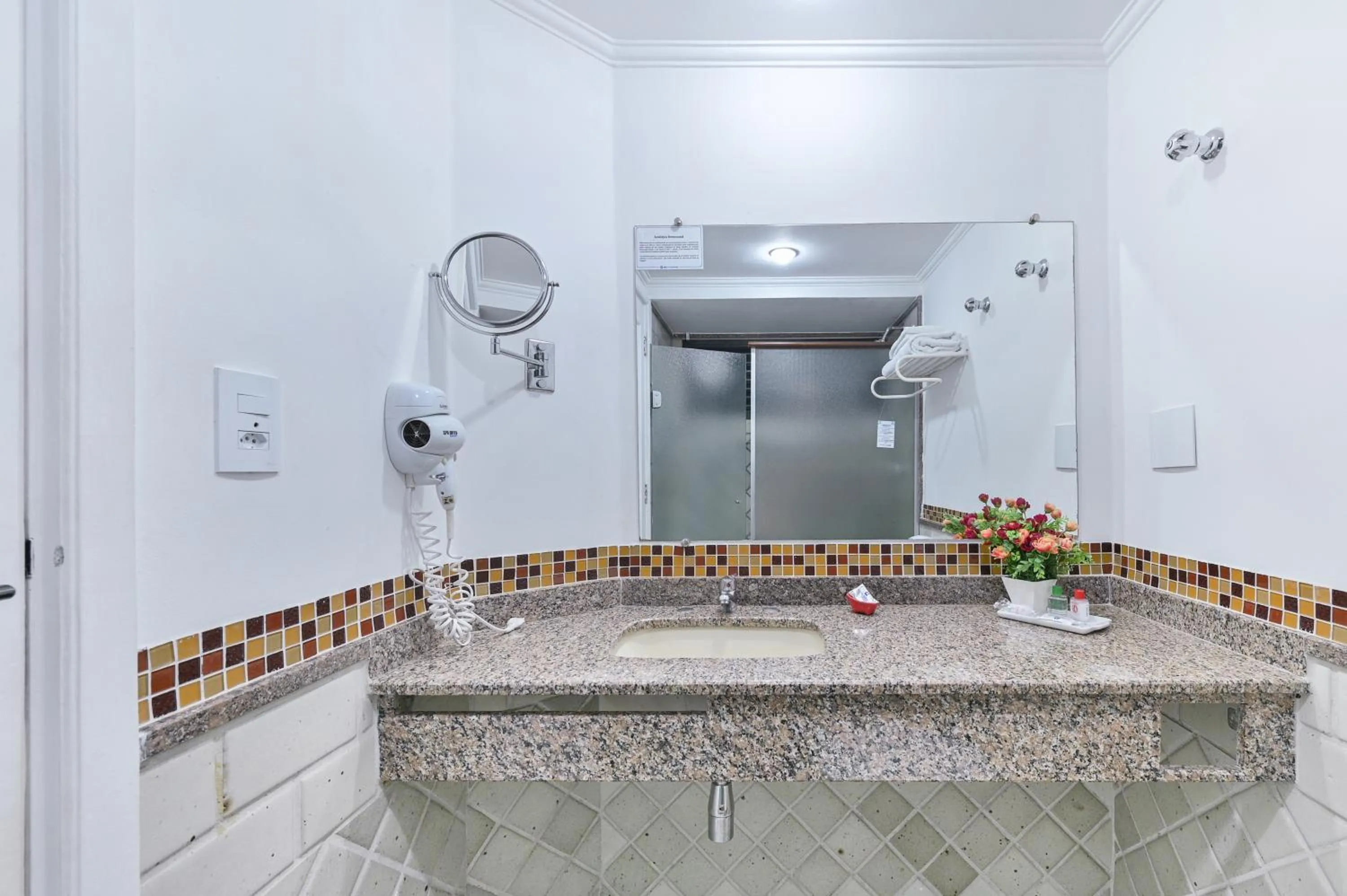 Bathroom in Hotel Dan Inn Campinas Cambuí - Um Hotel Clássico em Campinas By Nacional Inn