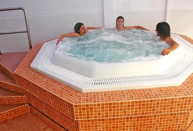 People in Aparthotel Calema Avenida Jardim