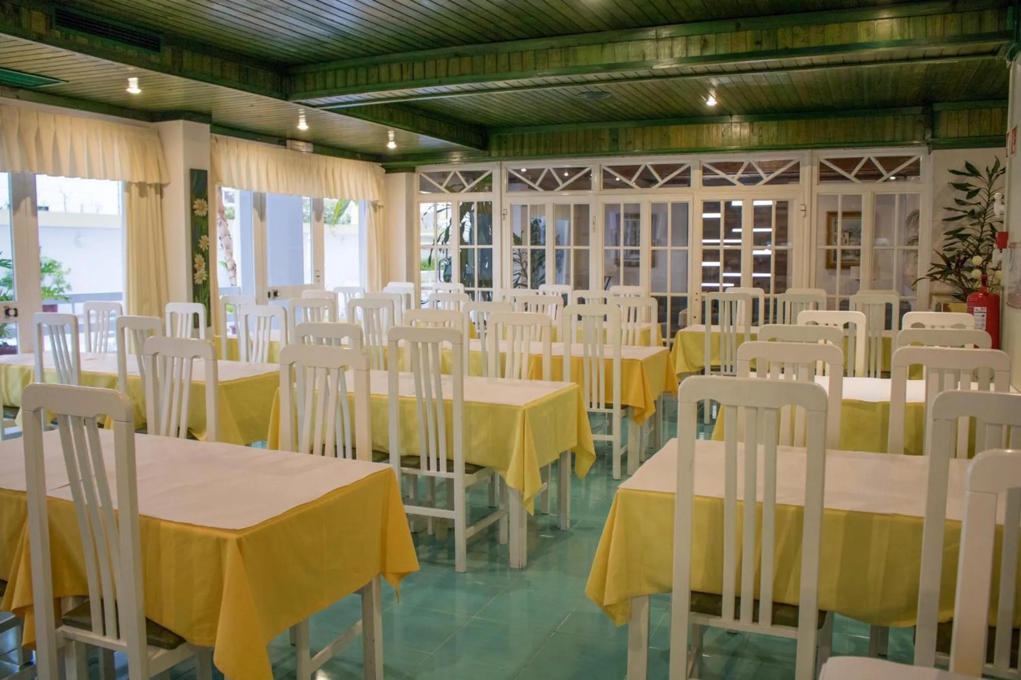 Restaurant/places to eat in Aparthotel Calema Avenida Jardim