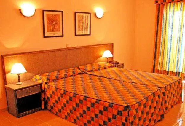 Bed in Aparthotel Calema Avenida Jardim