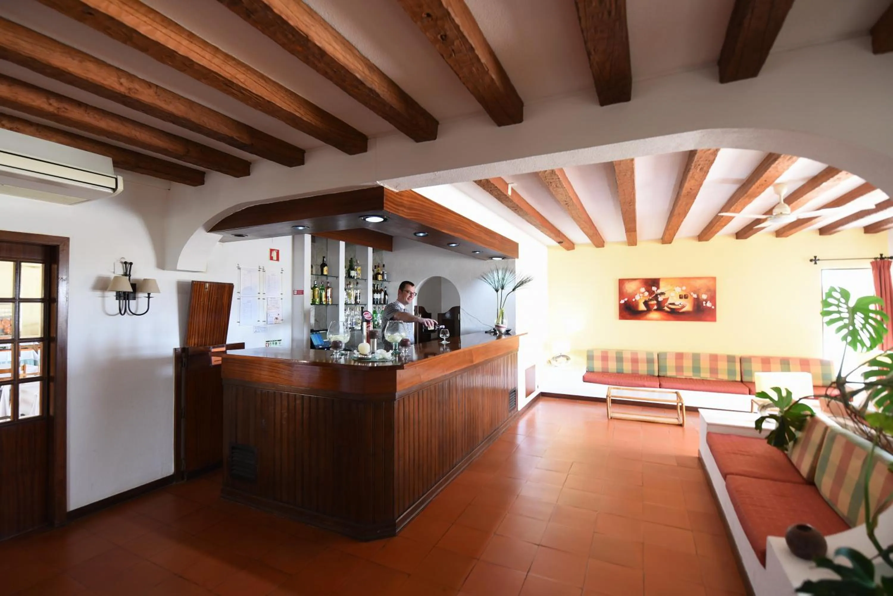 Lounge or bar in Praia da Lota Beachfront Resort - Hotel & Apartments