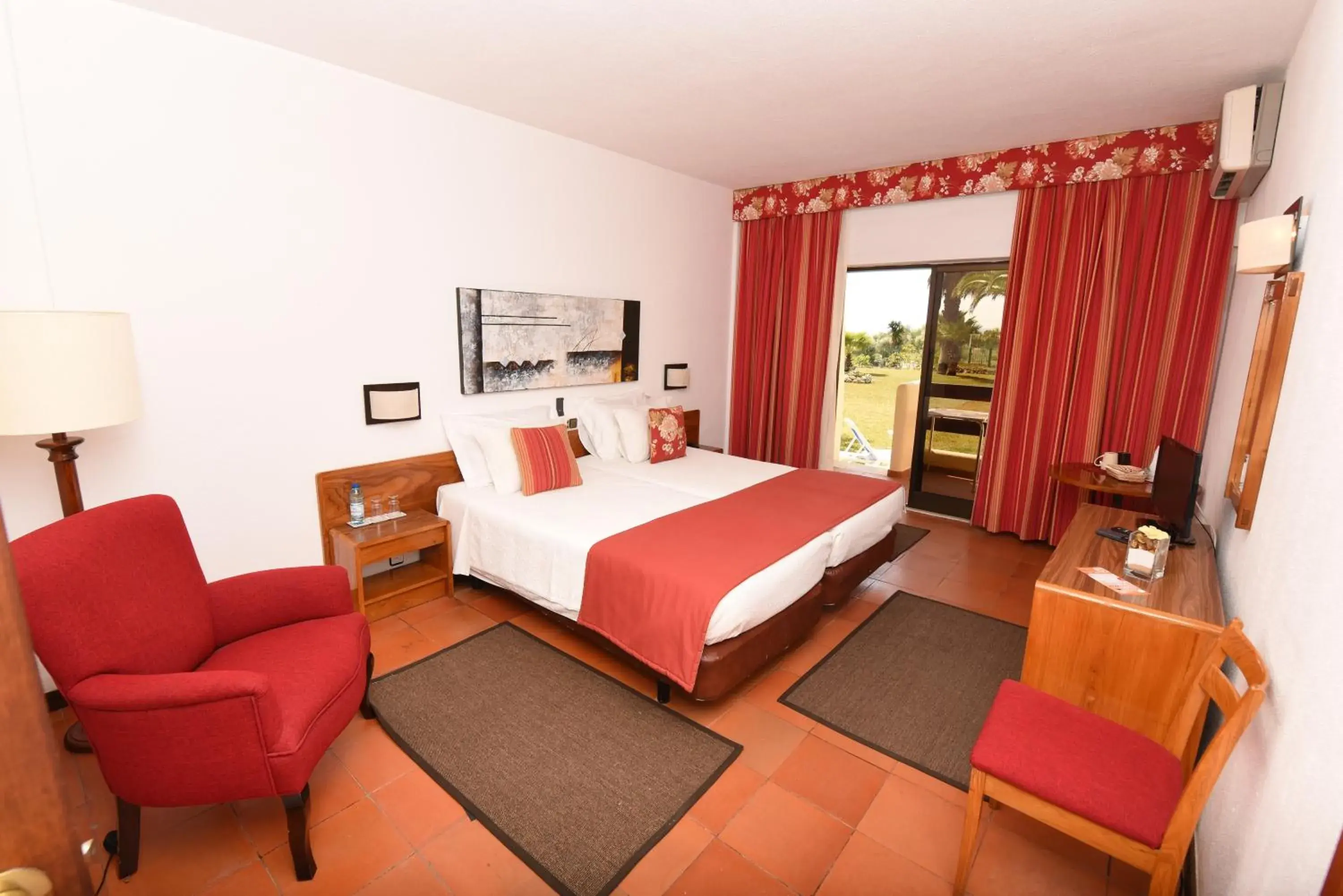 Standard Twin Room with Garden View in Praia da Lota Beachfront Resort - Hotel & Apartments Standard Twin Room with Garden View in Praia da Lota Beachfront Resort - Hotel & Apartments