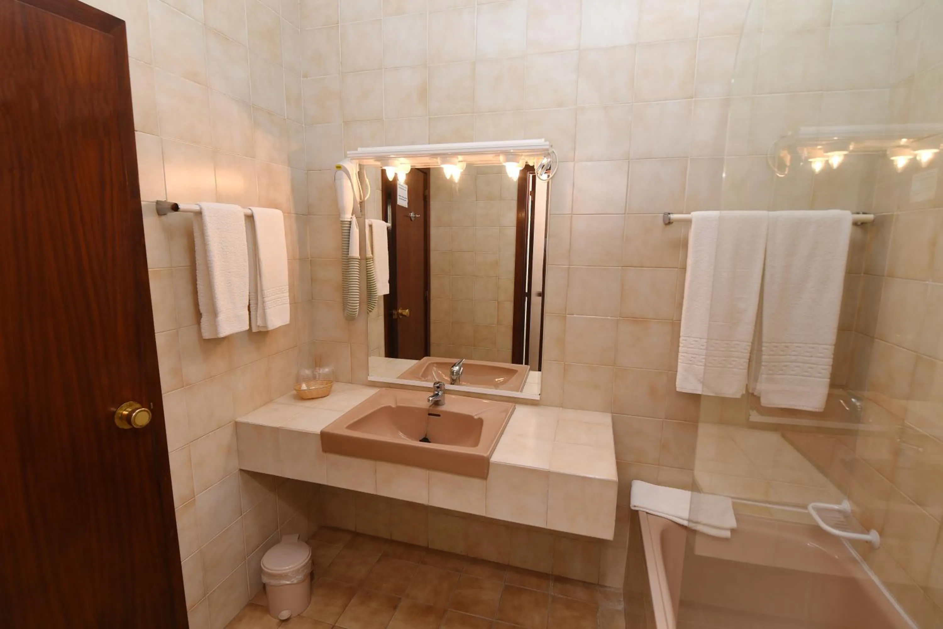Bathroom in Praia da Lota Beachfront Resort - Hotel & Apartments