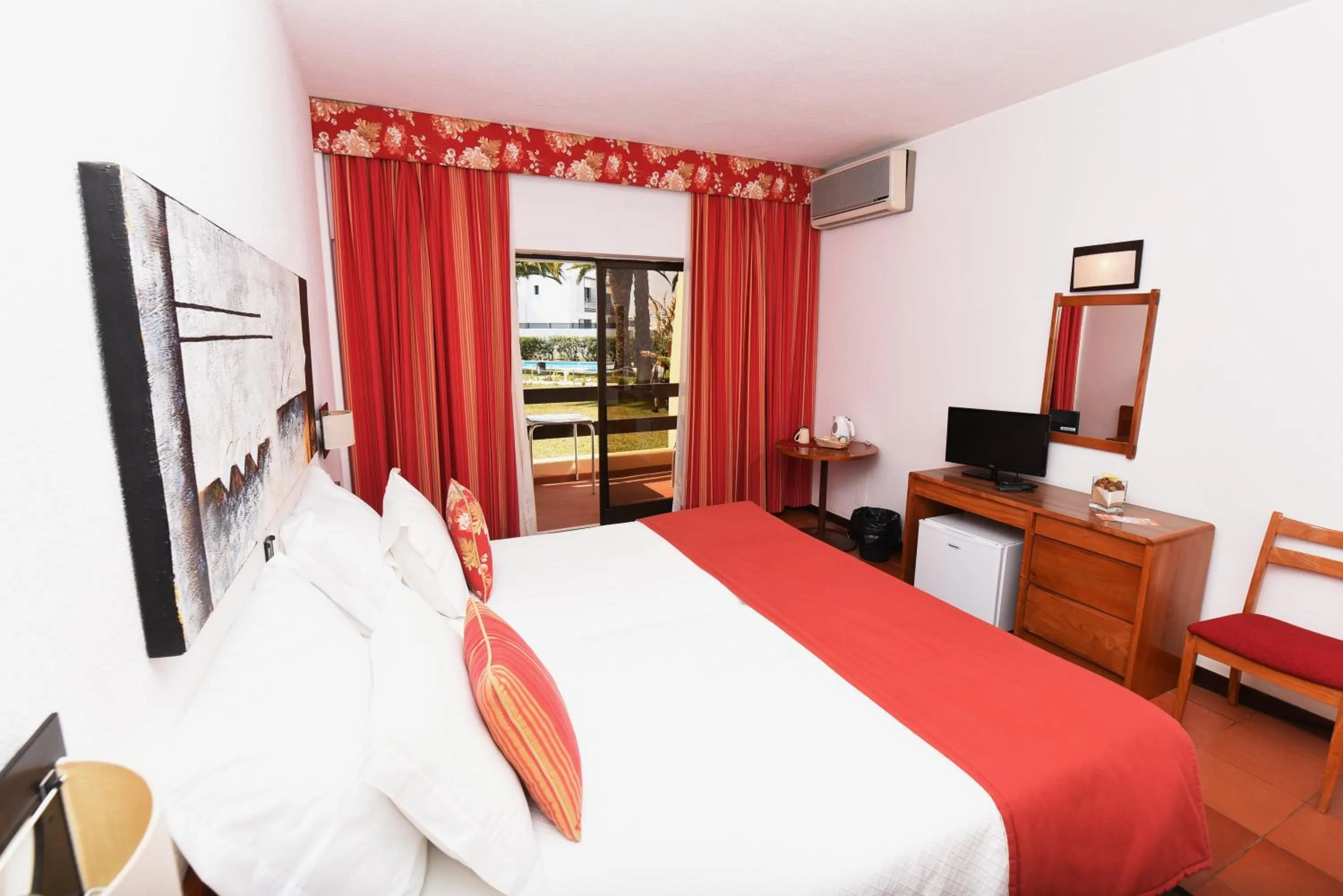 Bedroom, Bed in Praia da Lota Beachfront Resort - Hotel & Apartments