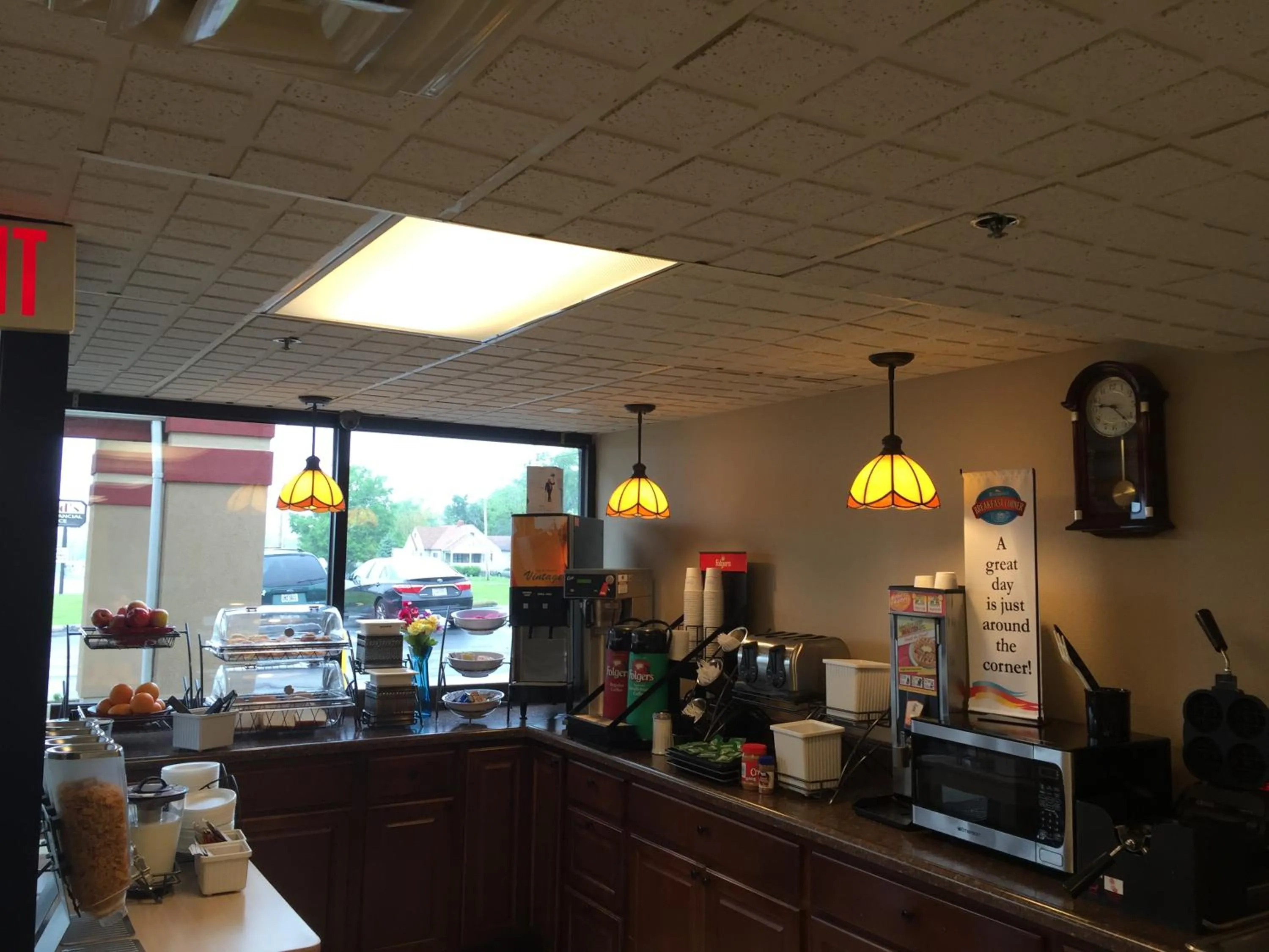 Food and drinks in Baymont by Wyndham Springfield