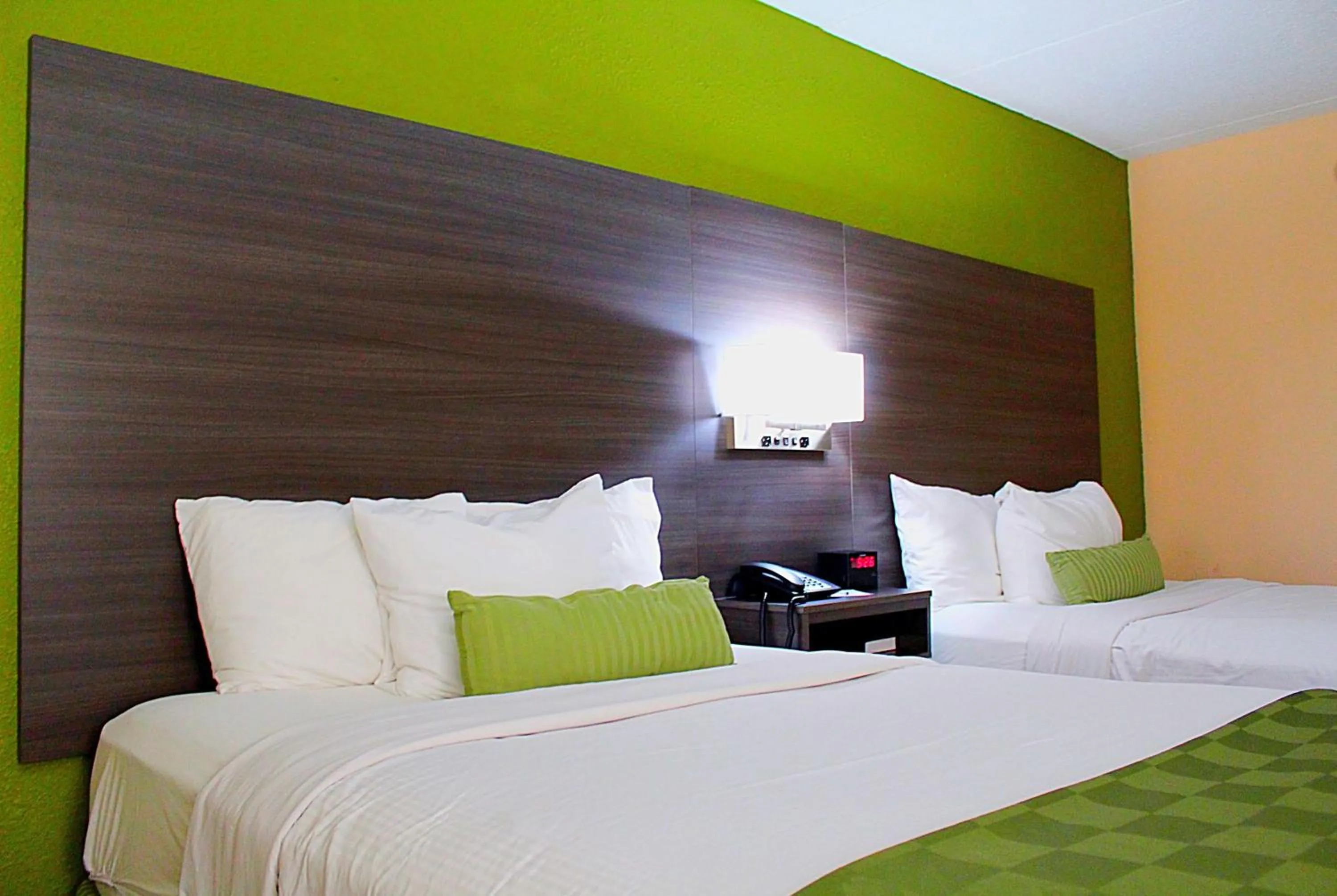 Photo of the whole room, Bed in Baymont by Wyndham Springfield