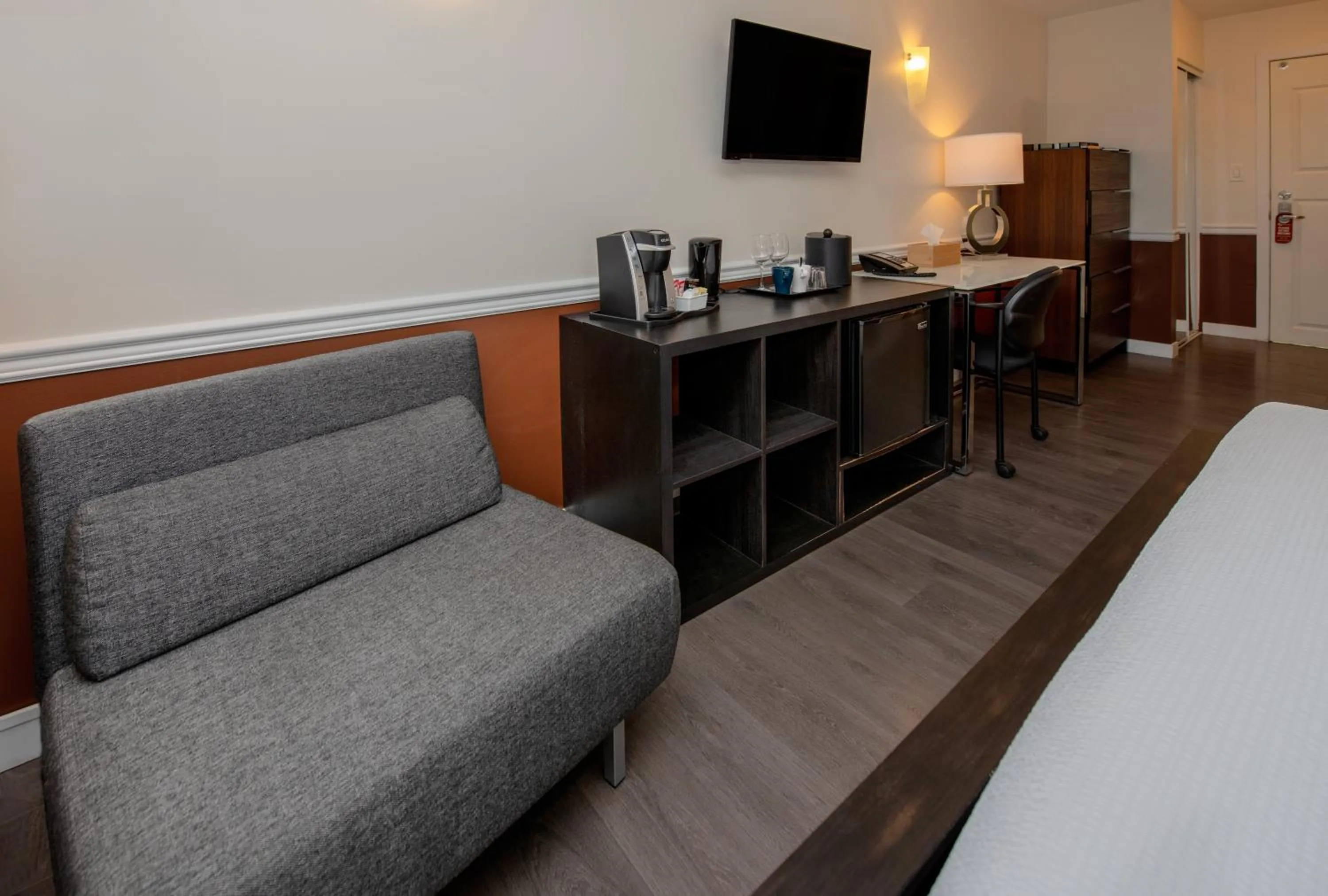 Living room, Bed in Rockwater Secret Cove Resort