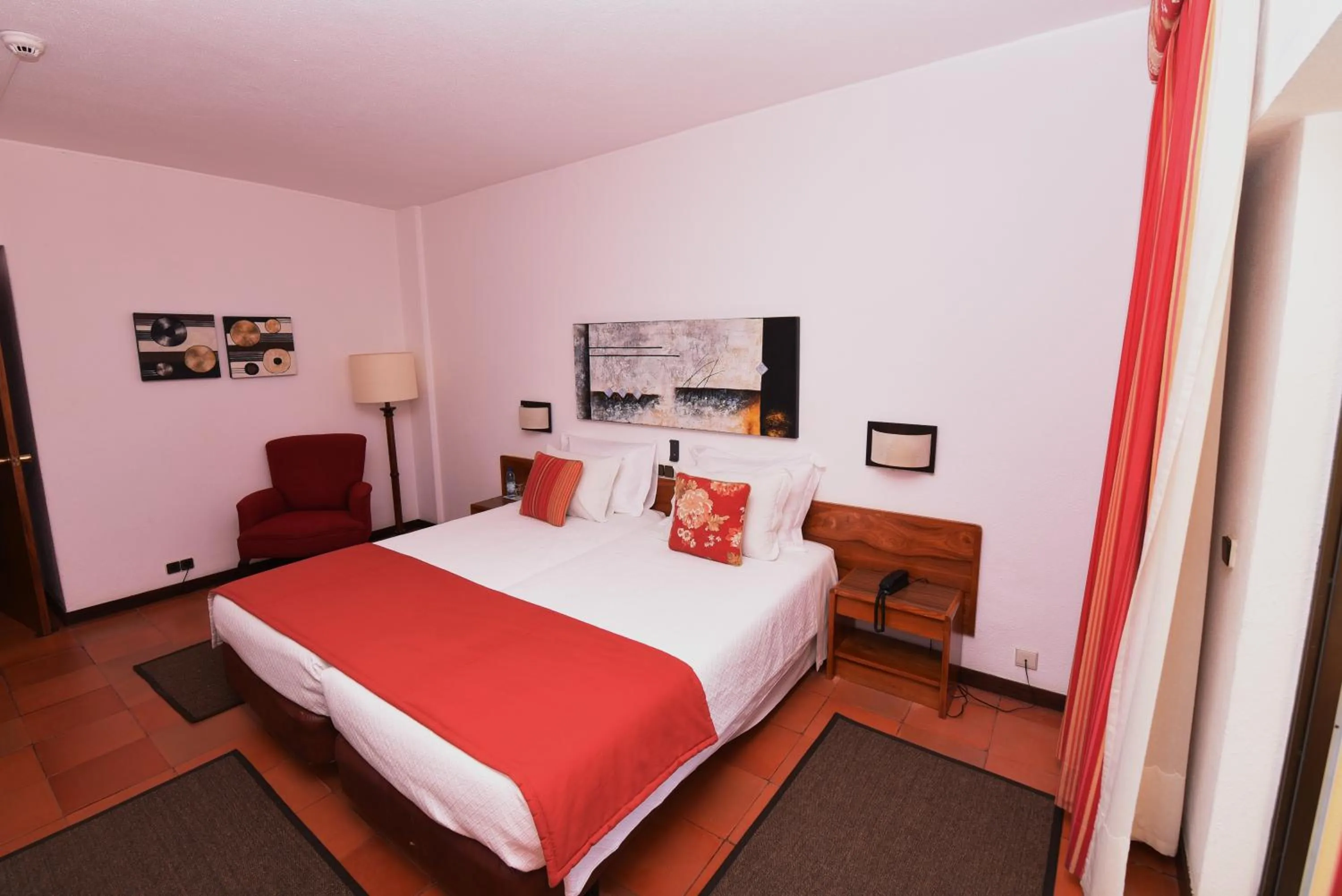 Photo of the whole room in Praia da Lota Resort – Beachfront Hotel