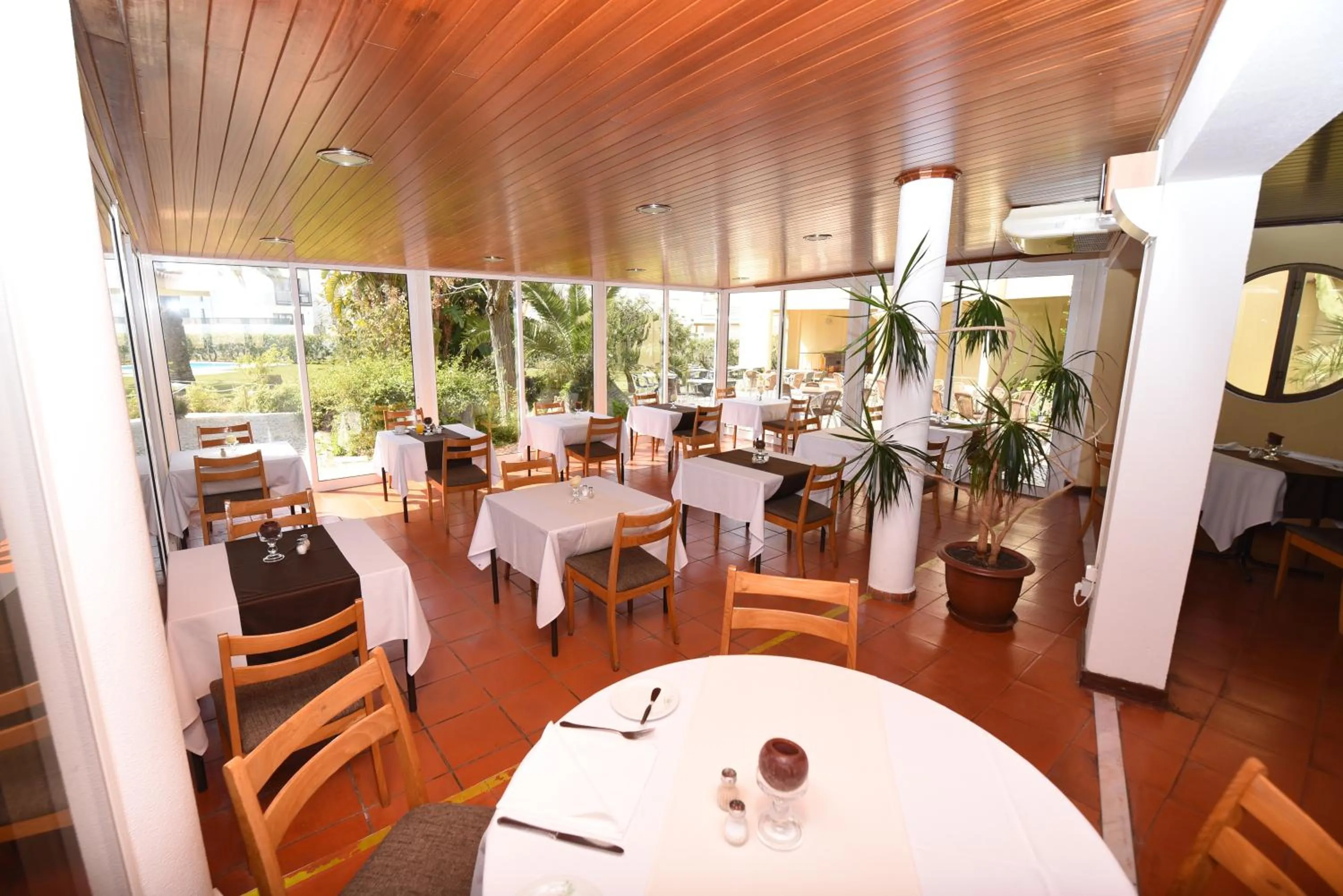 Restaurant/places to eat in Praia da Lota Resort – Beachfront Hotel