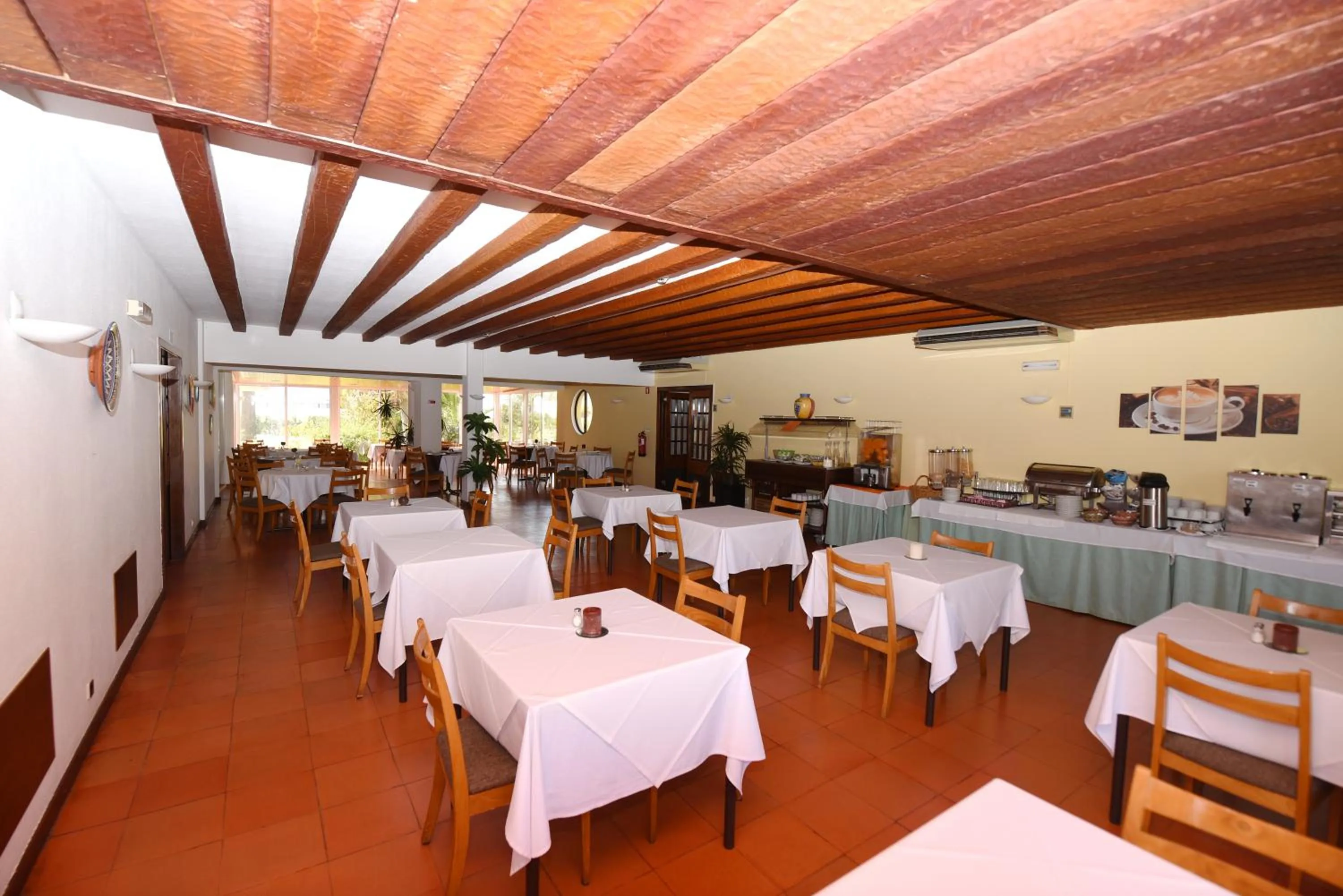 Restaurant/places to eat in Praia da Lota Resort – Beachfront Hotel