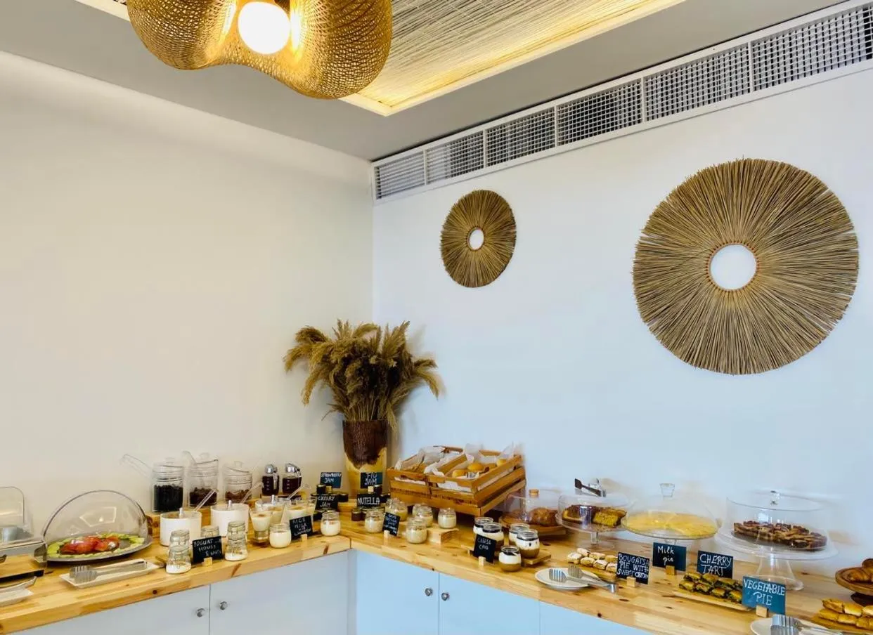 Restaurant/places to eat in Geo & Art Boutique Hotel Himara