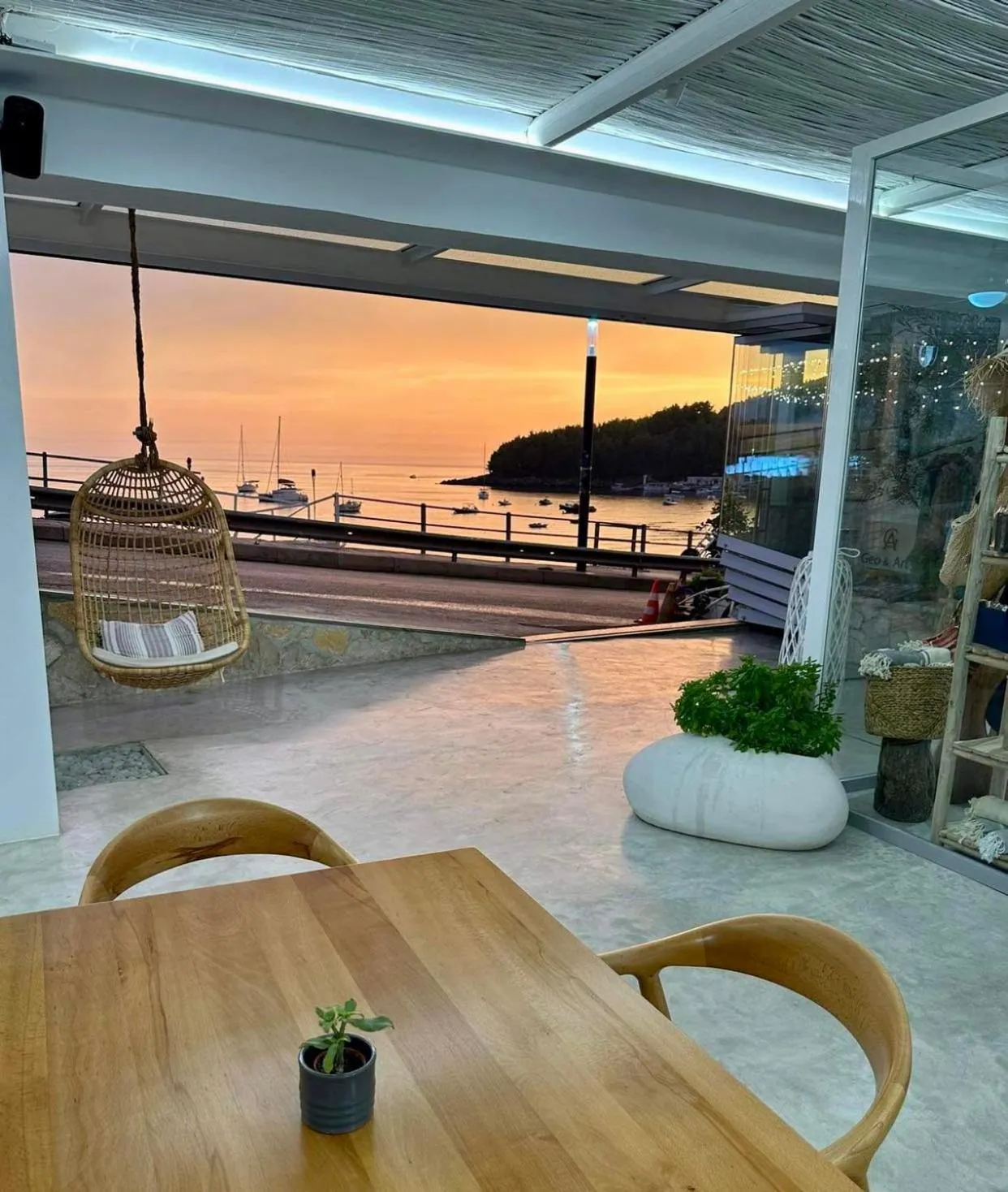 Restaurant/places to eat in Geo & Art Boutique Hotel Himara